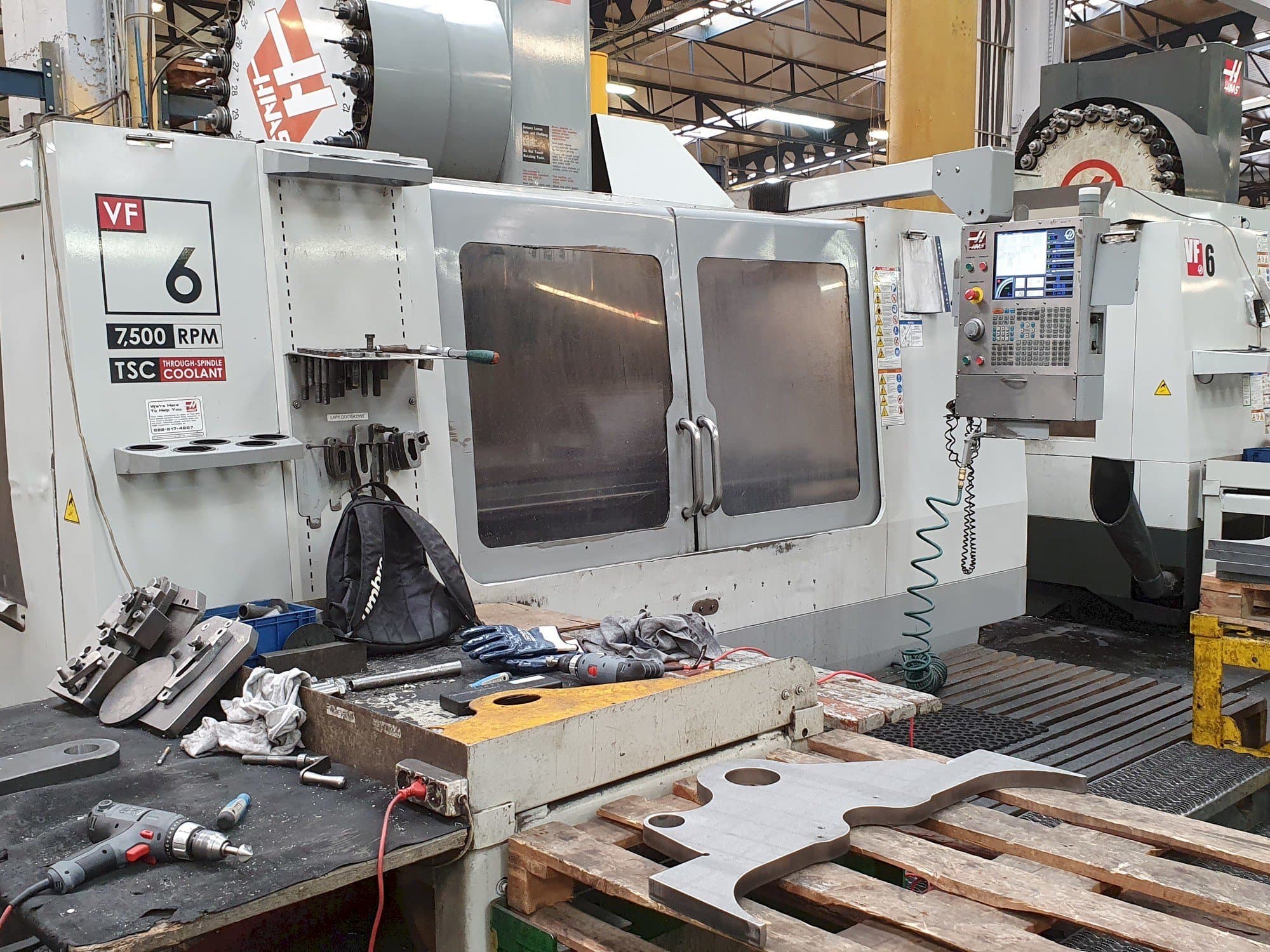 Frontansicht der HAAS VF-6 / 50HE Maschine