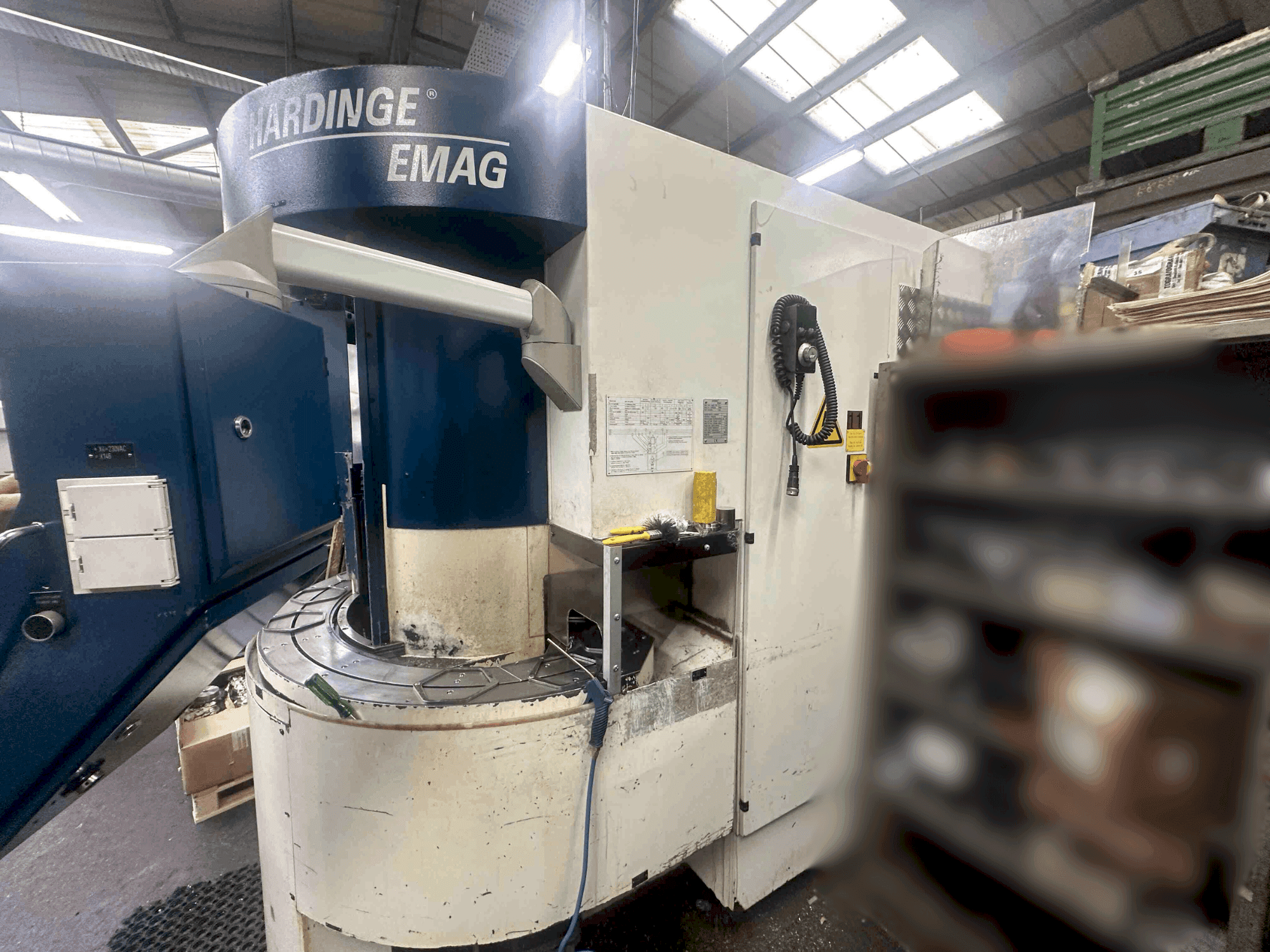 Frontansicht der Hardinge Emag VL-3 Maschine
