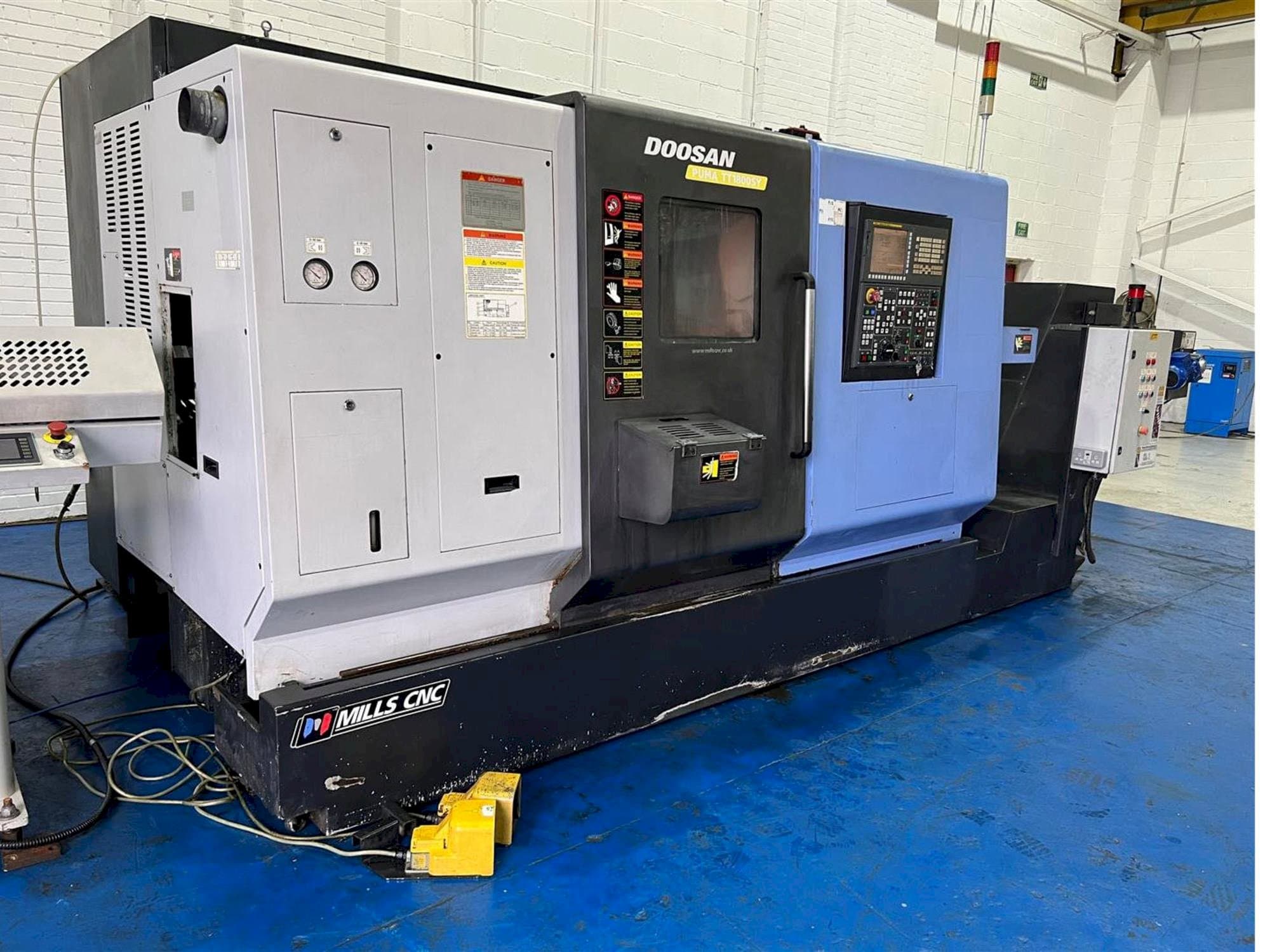 Frontansicht der Doosan TT1800SY Maschine