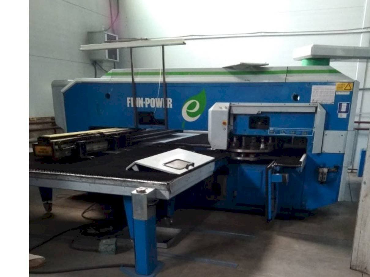 Frontansicht der Finn-Power E5 Maschine