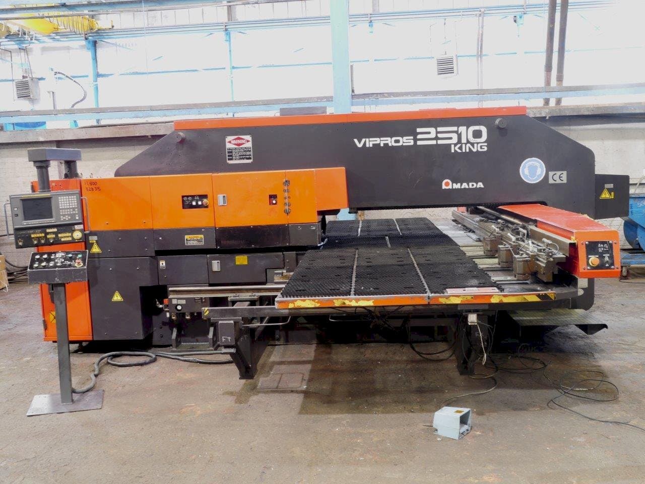 Frontansicht der AMADA Vipros S2510 Maschine