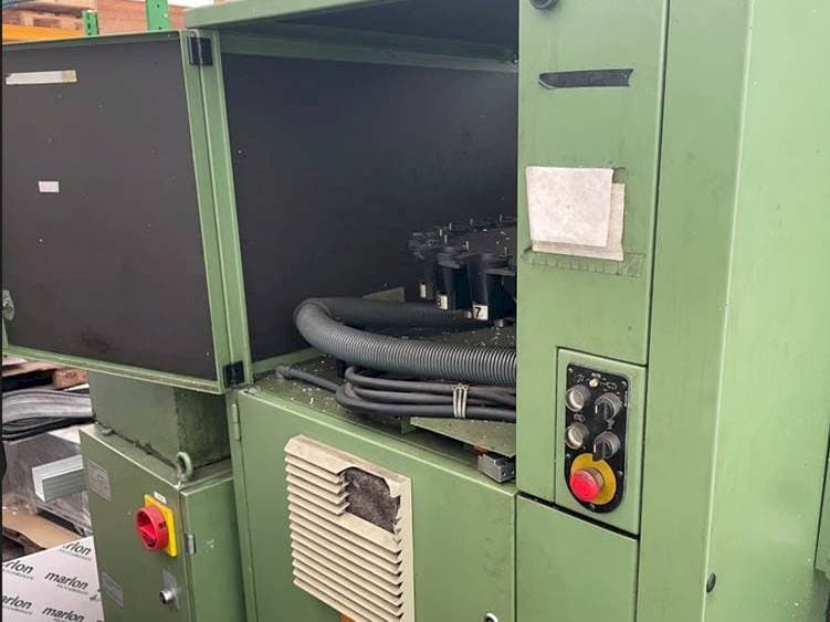 Frontansicht der DECKEL FP4AT Maschine