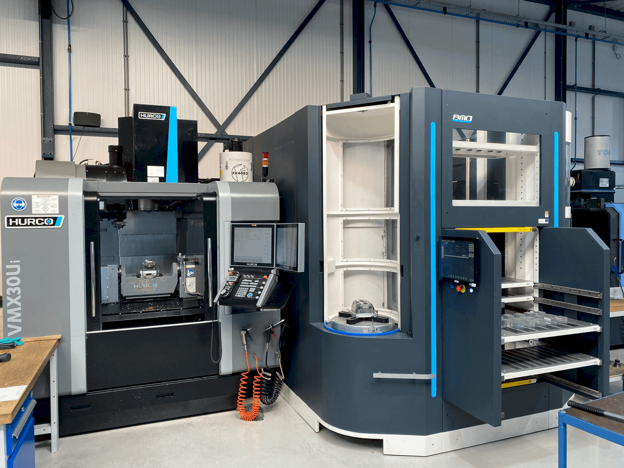 Frontansicht der Hurco VMX30Ui + BMO Automation Titanium 50 Maschine