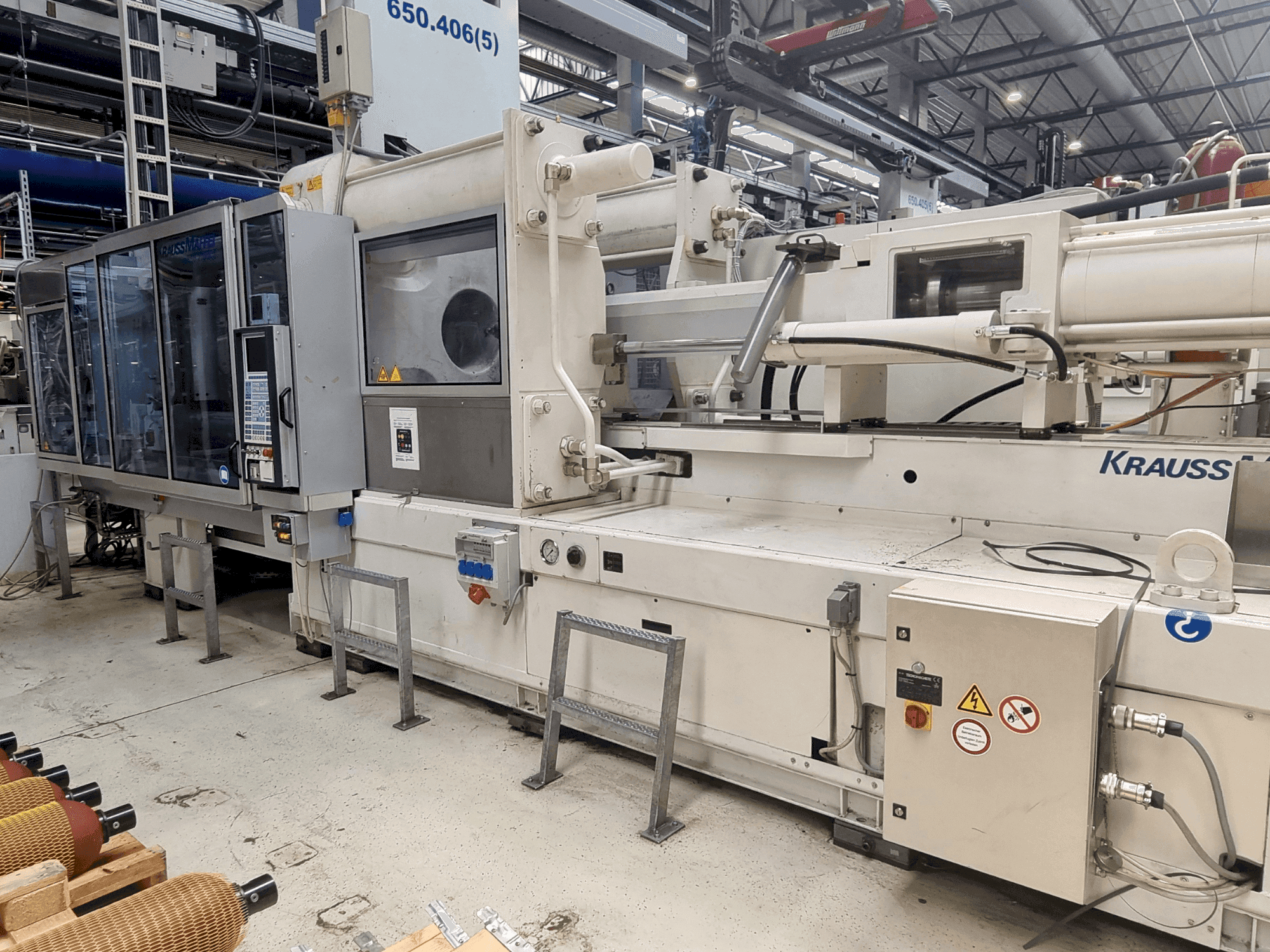 Frontansicht der Krauss Maffei 650-2700 C2  Maschine