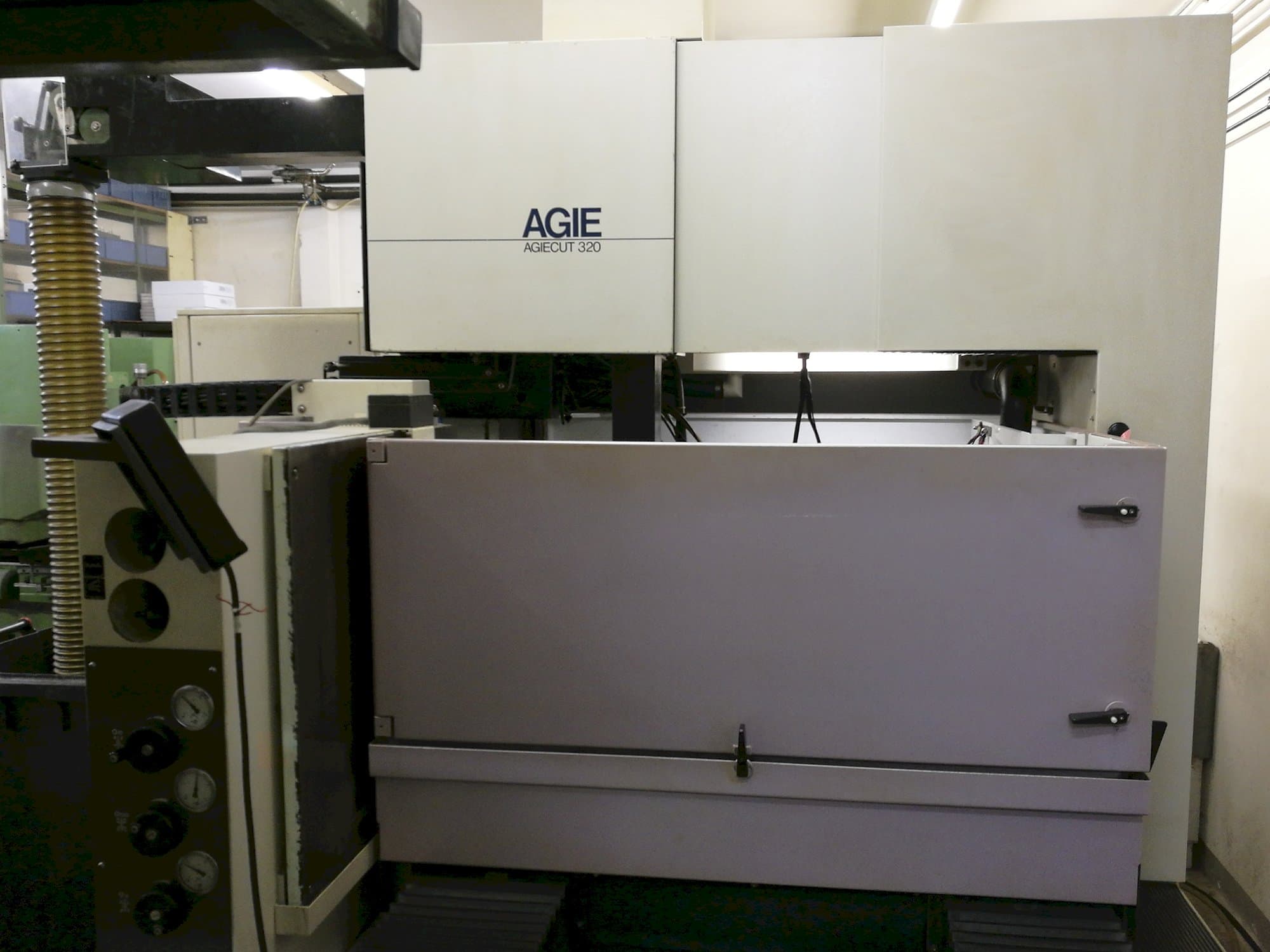 Frontansicht der AGIE AGIECUT 320 Maschine