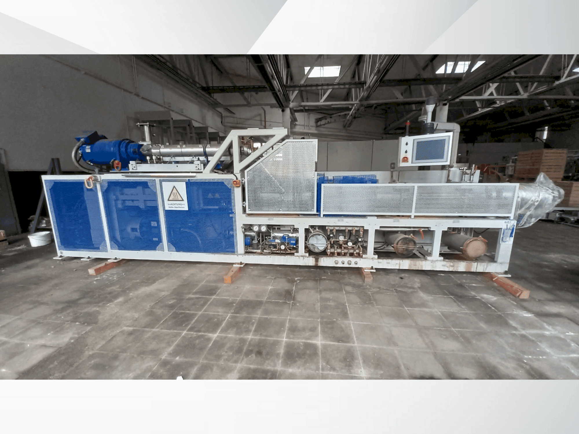 Frontansicht der REIFENHÄUSER BI Trudes 115  Maschine