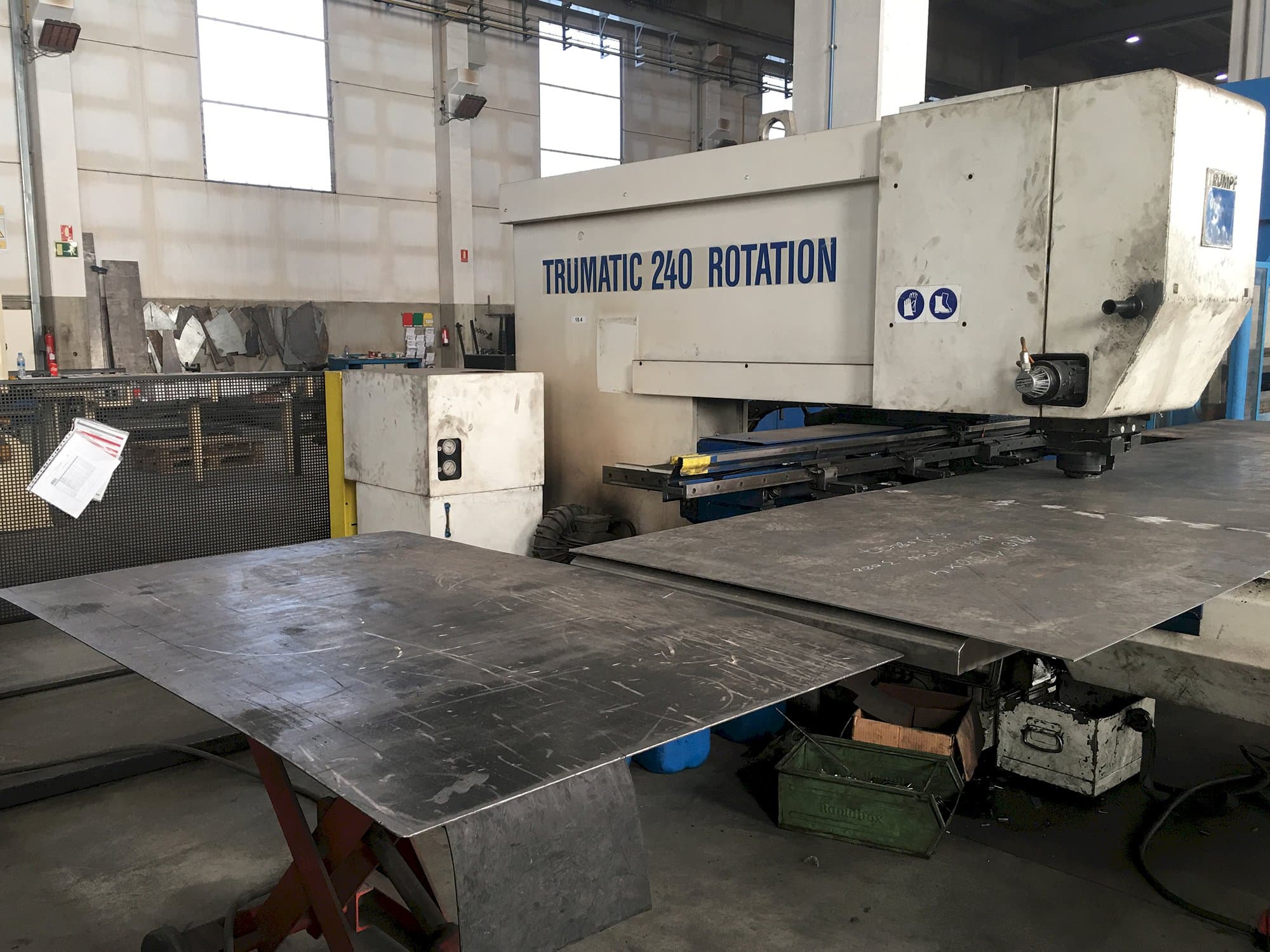 Linke Ansicht der Trumpf Trumatic 240 Maschine