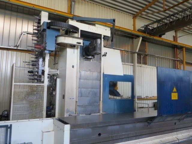 Frontansicht der Correa L 30/84 Maschine