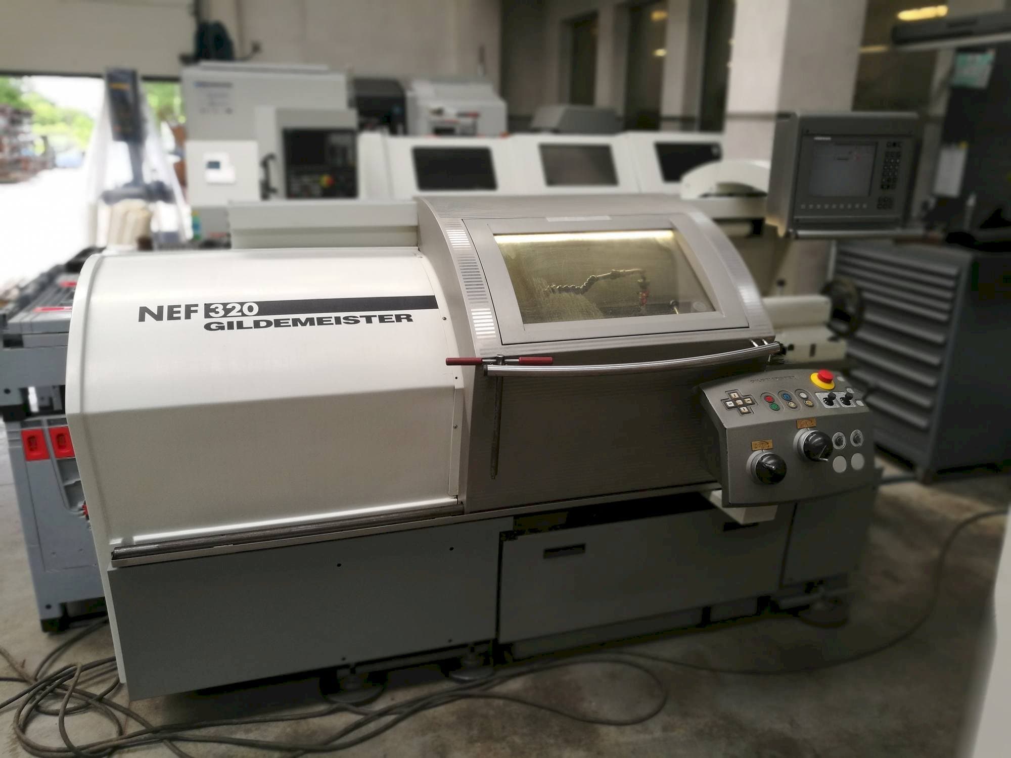 Frontansicht der Gildemeister NEF 320 Maschine