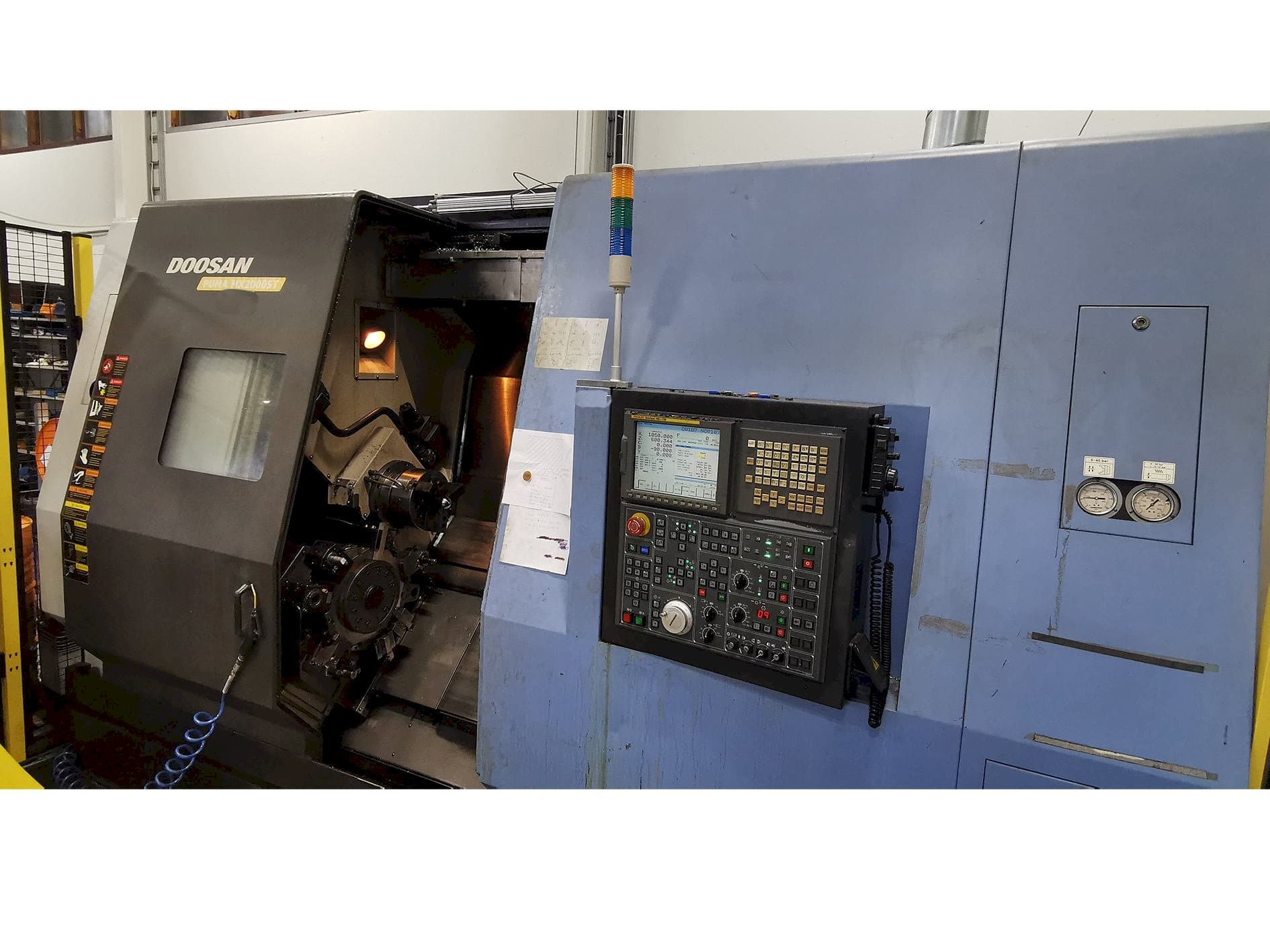 Frontansicht der Doosan Puma MX 2000 ST Maschine