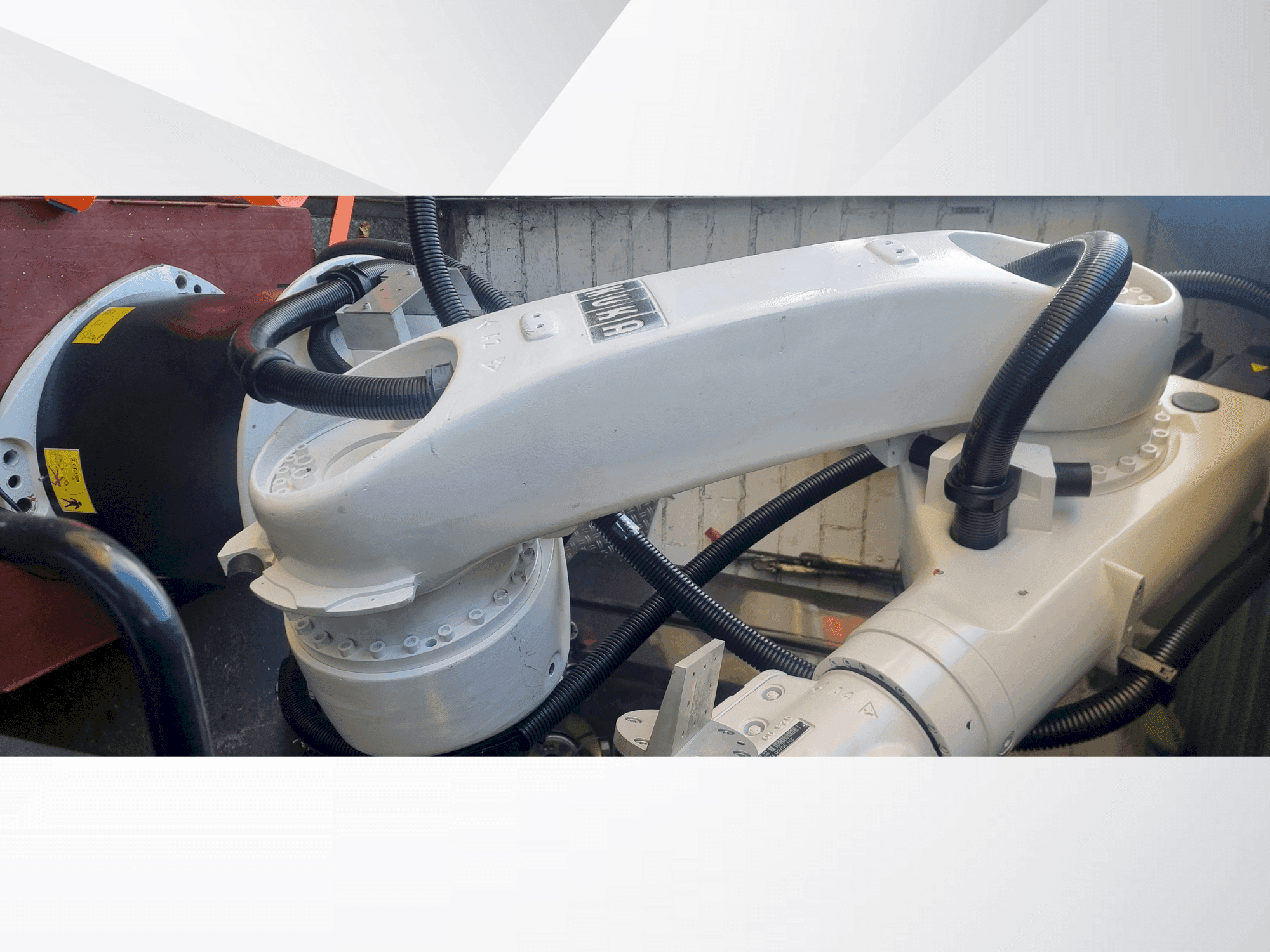 Frontansicht der KUKA Kr30-3  Maschine