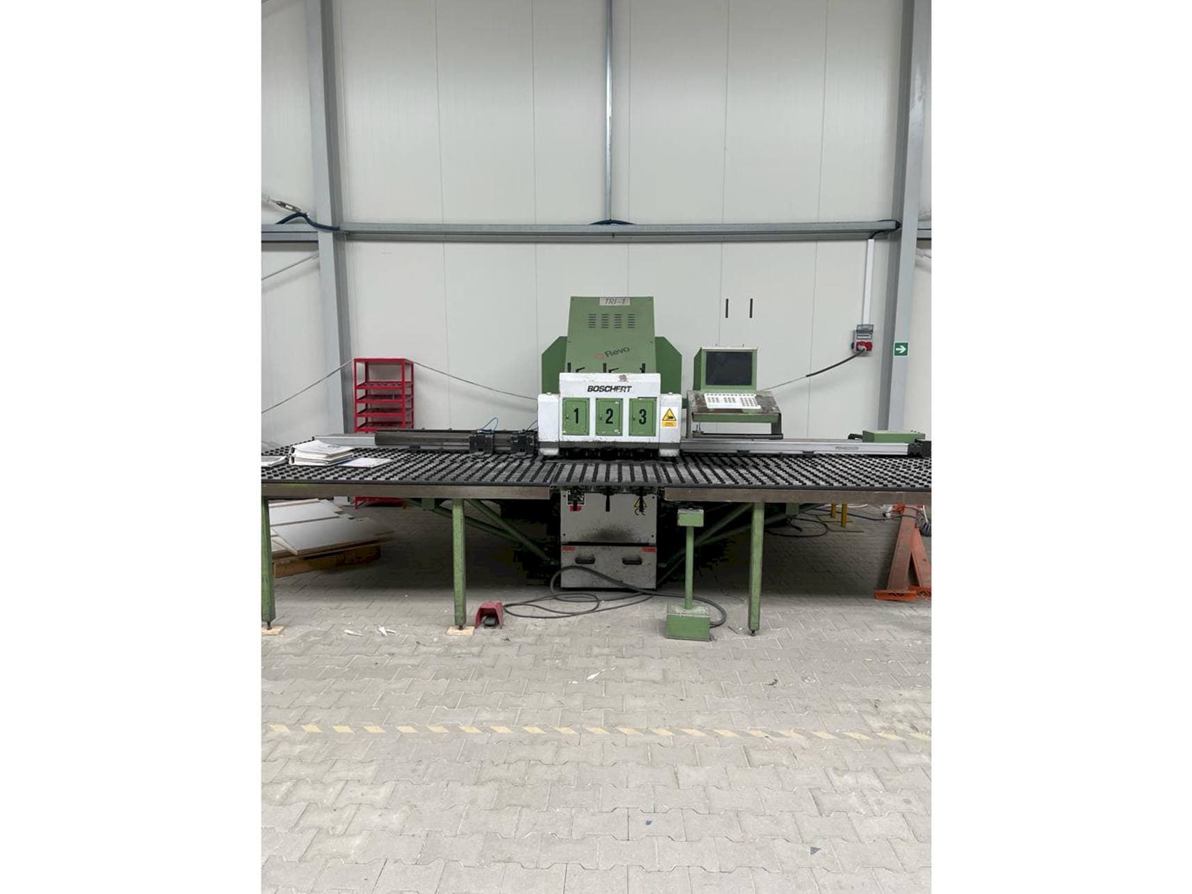 Frontansicht der BOSCHERT TRI 1250 CNC Z Maschine