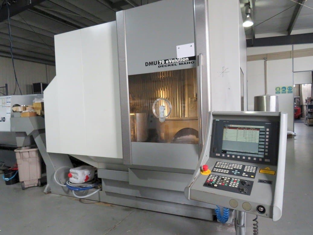 Frontansicht der DECKEL MAHO DMU 70 eVolution Maschine