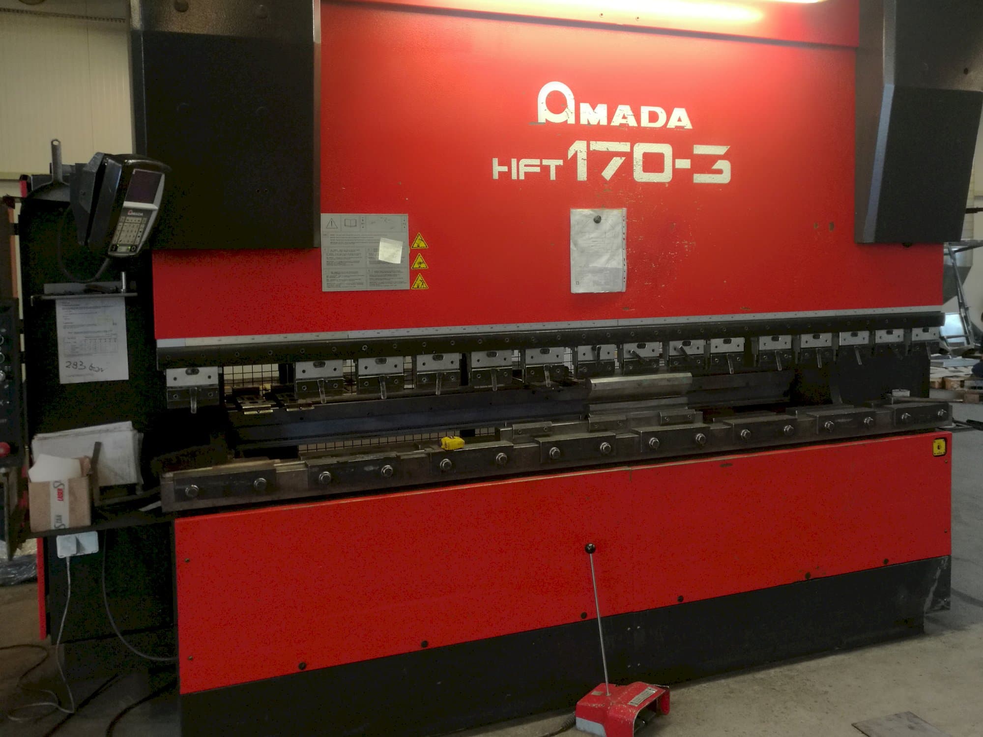 Frontansicht der AMADA HFT 170-3 Maschine