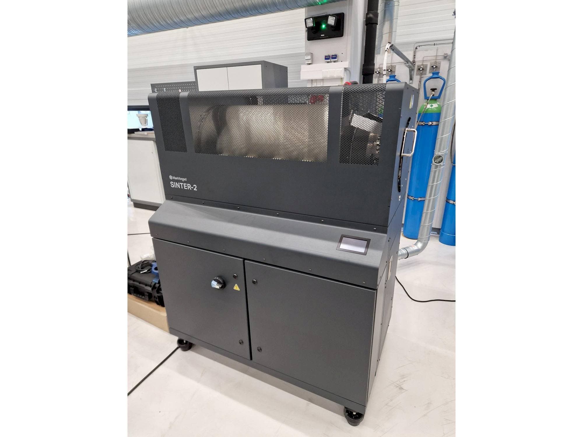 Frontansicht der MARKFORGED Metal X Maschine