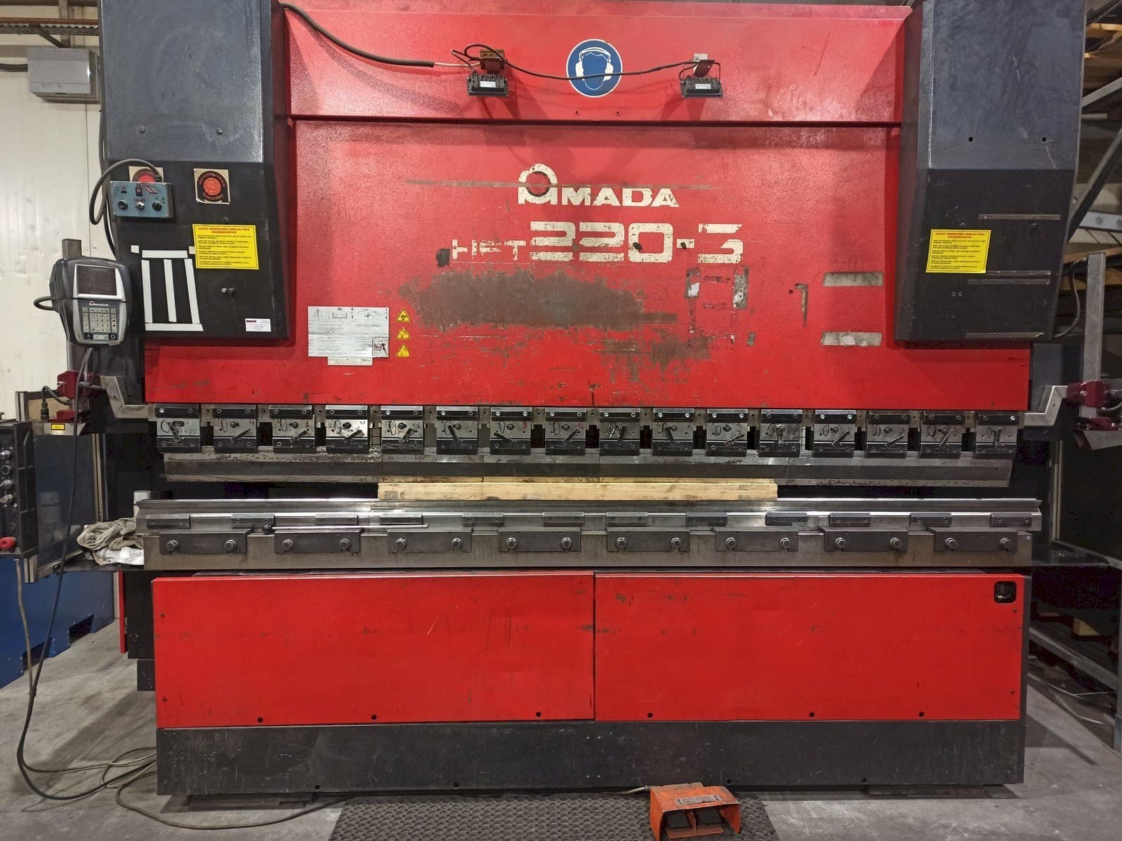 Frontansicht der AMADA HFT 220-3 Maschine
