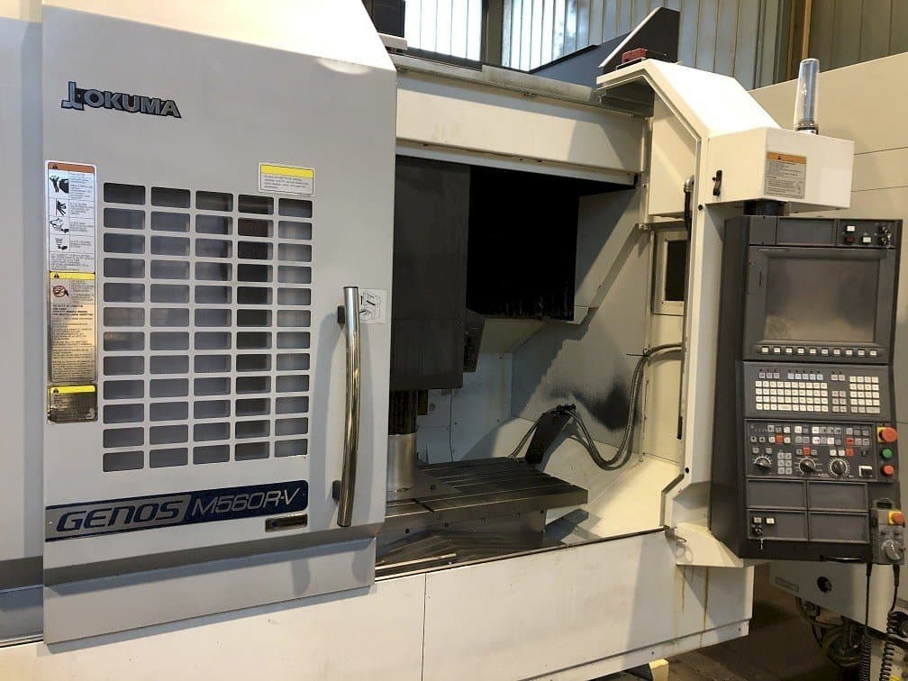 Frontansicht der Okuma Genos M560R-V  Maschine