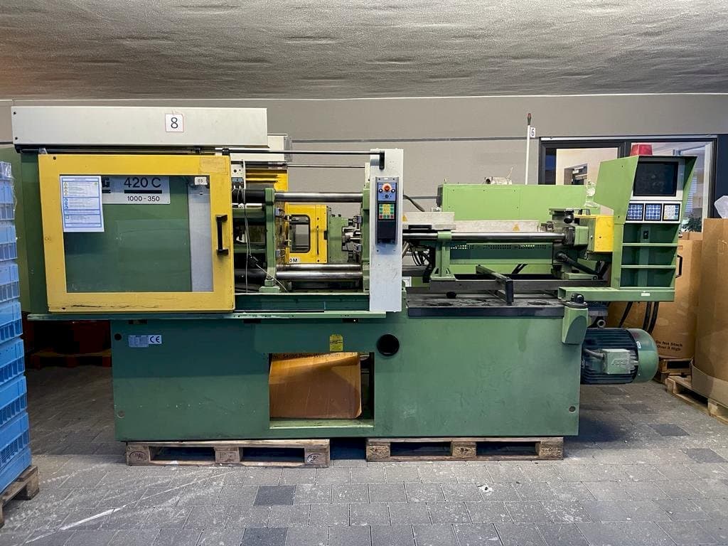 Frontansicht der Arburg 420C mit  Maschine