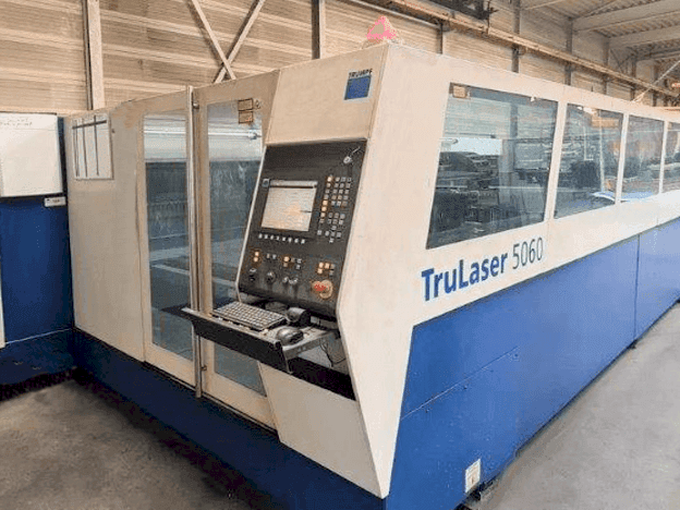 Frontansicht der TRUMPF TruLaser 5060 Maschine