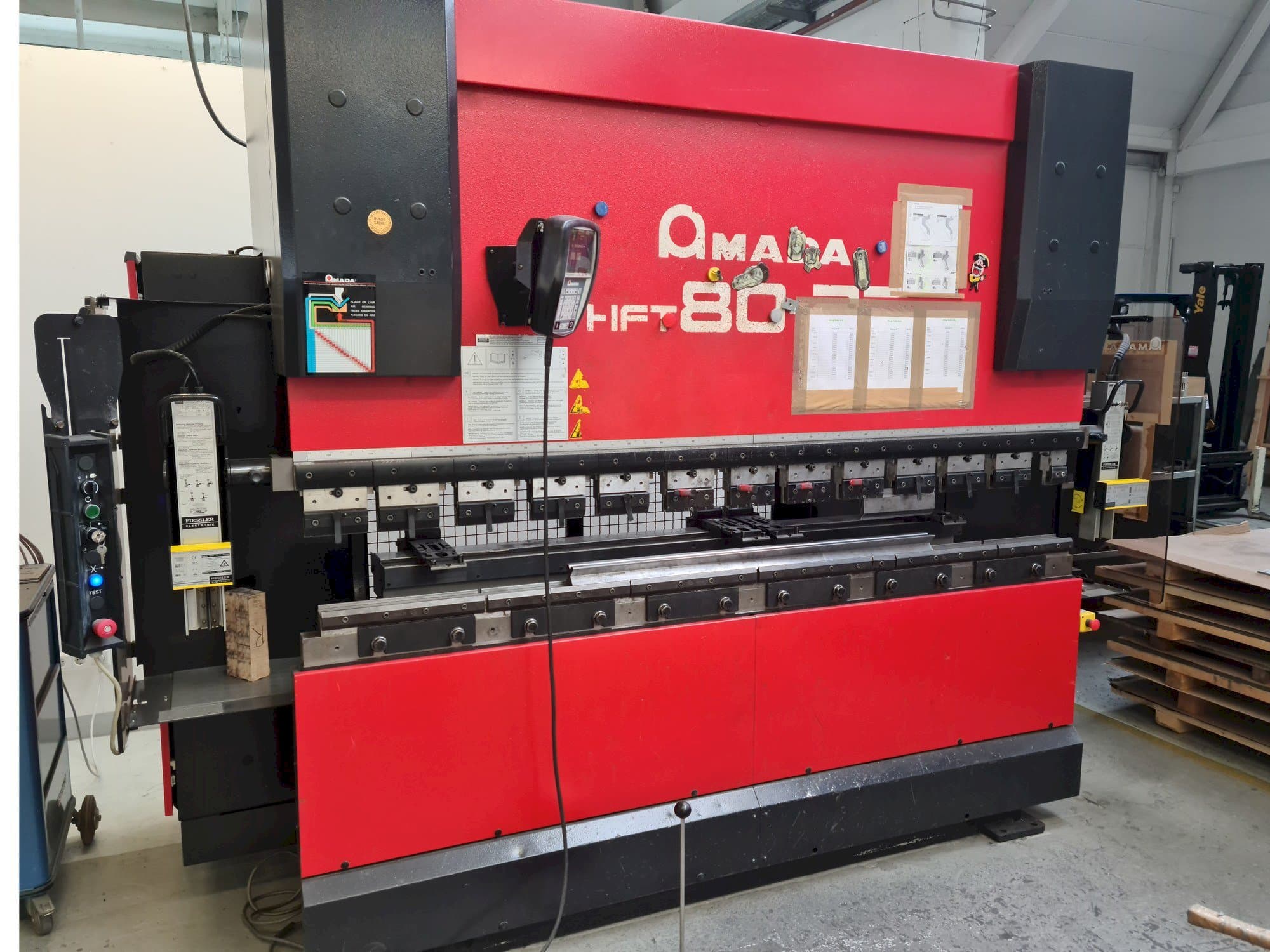Frontansicht der AMADA HFT 80-25 Maschine