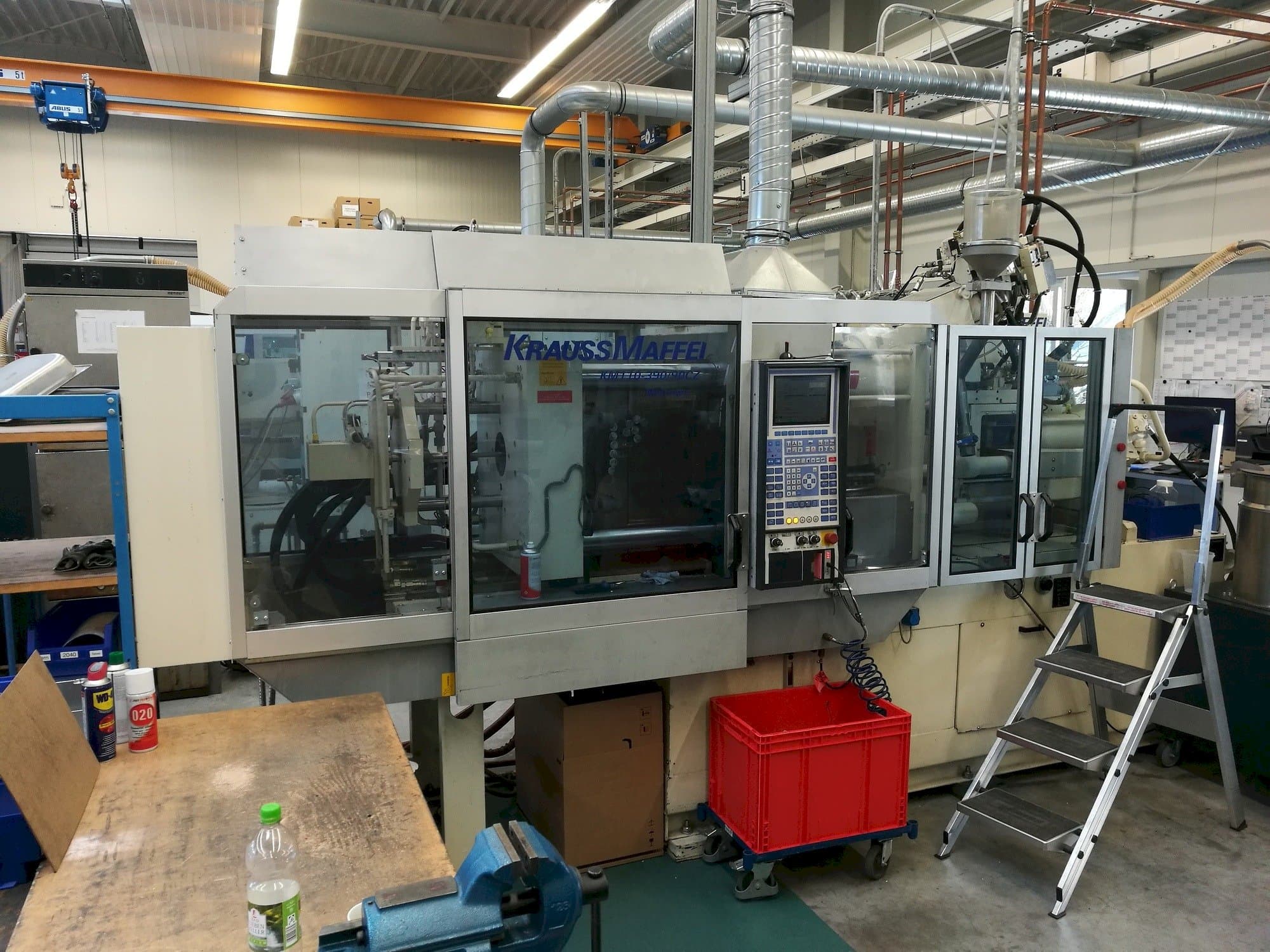 Frontansicht der Krauss Maffei 110-390/90 CZ Maschine