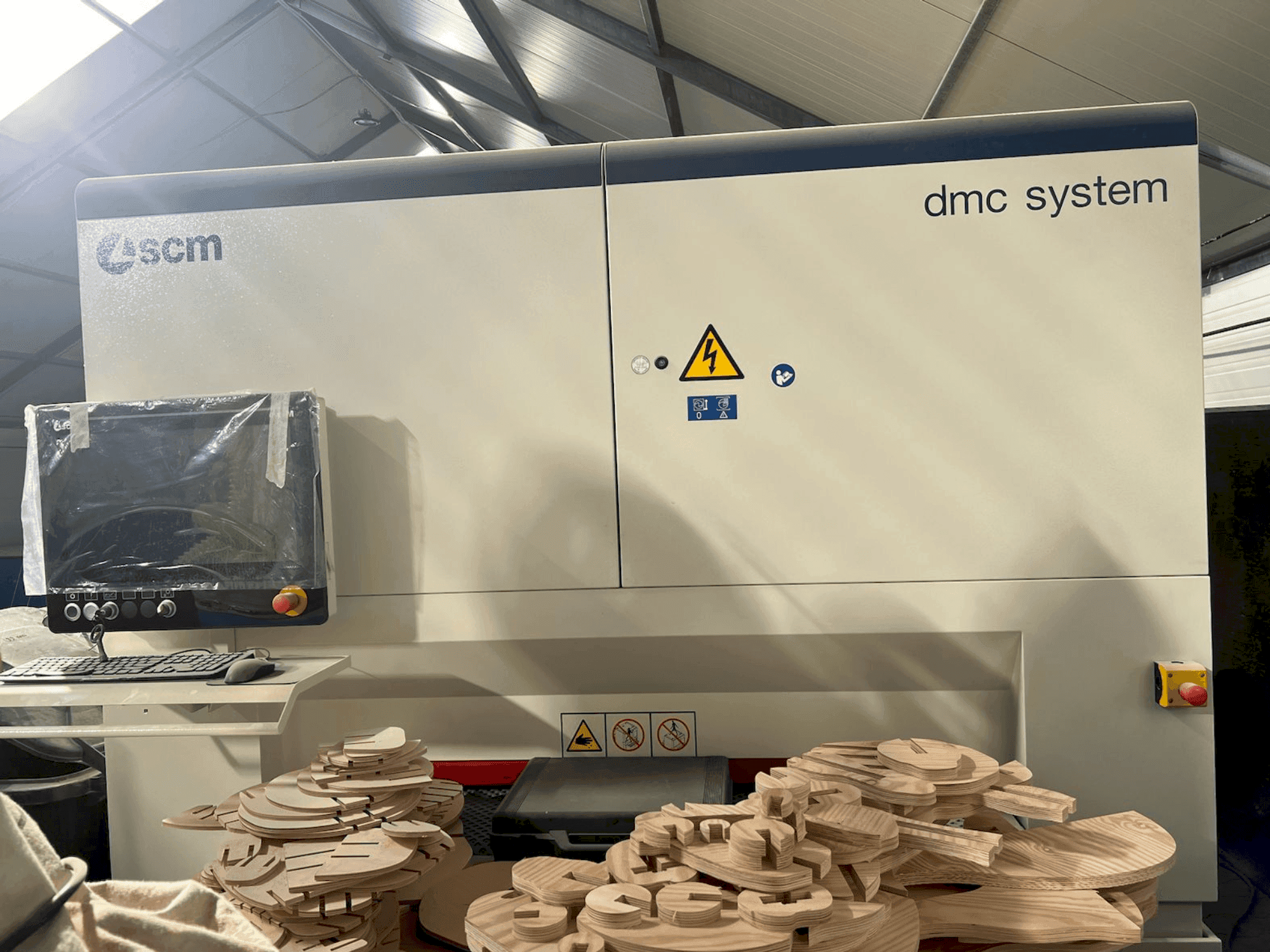 Frontansicht der SCM DMC SYSTEM  Maschine