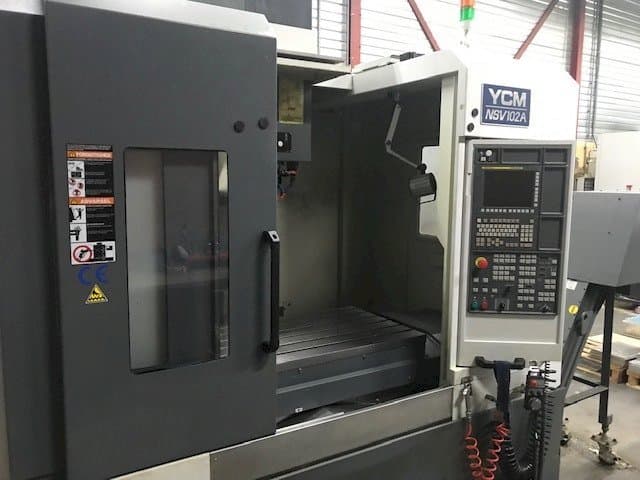 Frontansicht der YCM NSV102A Maschine