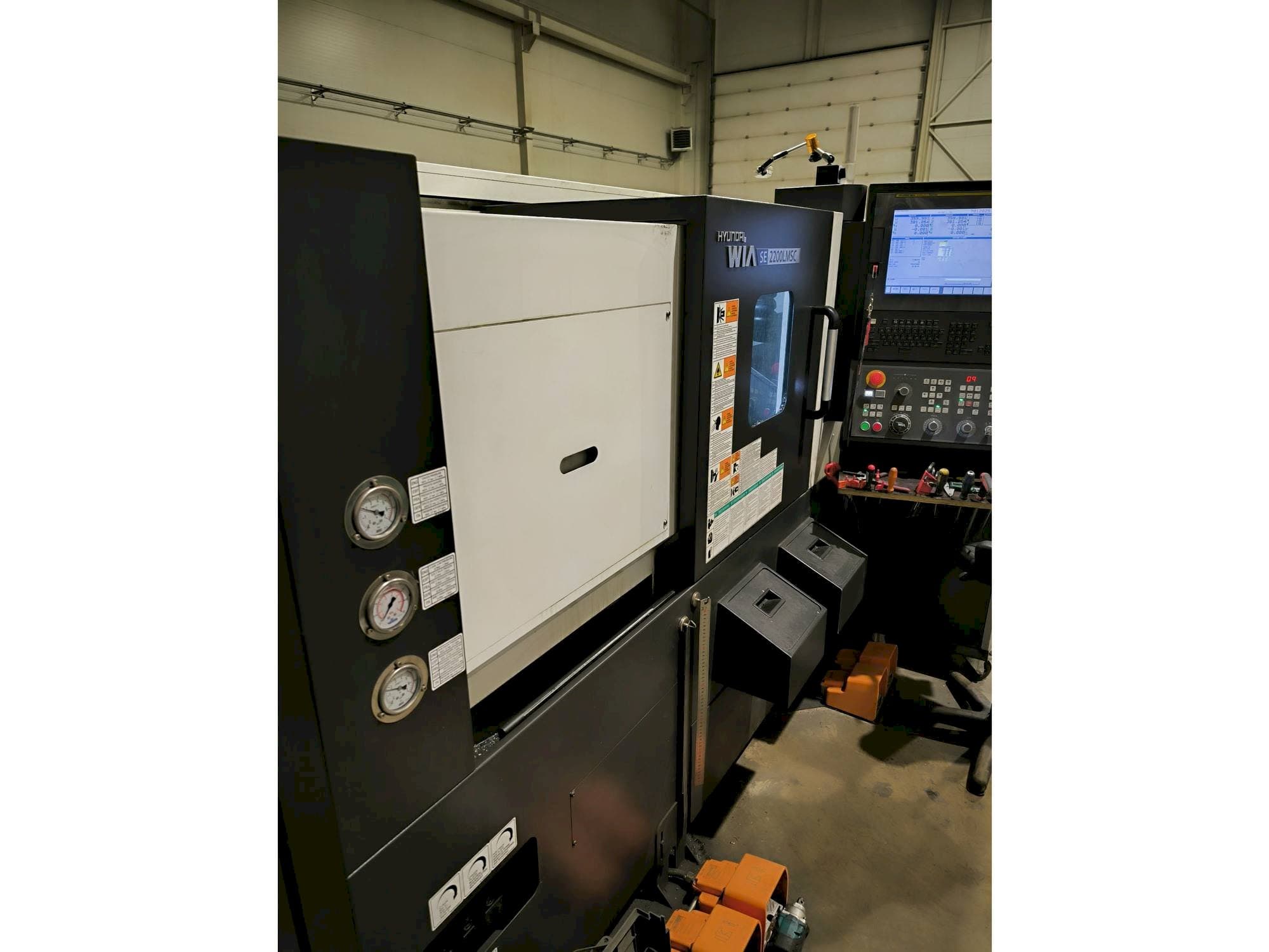 Frontansicht der Hyundai Wia SE2200LMSC Maschine
