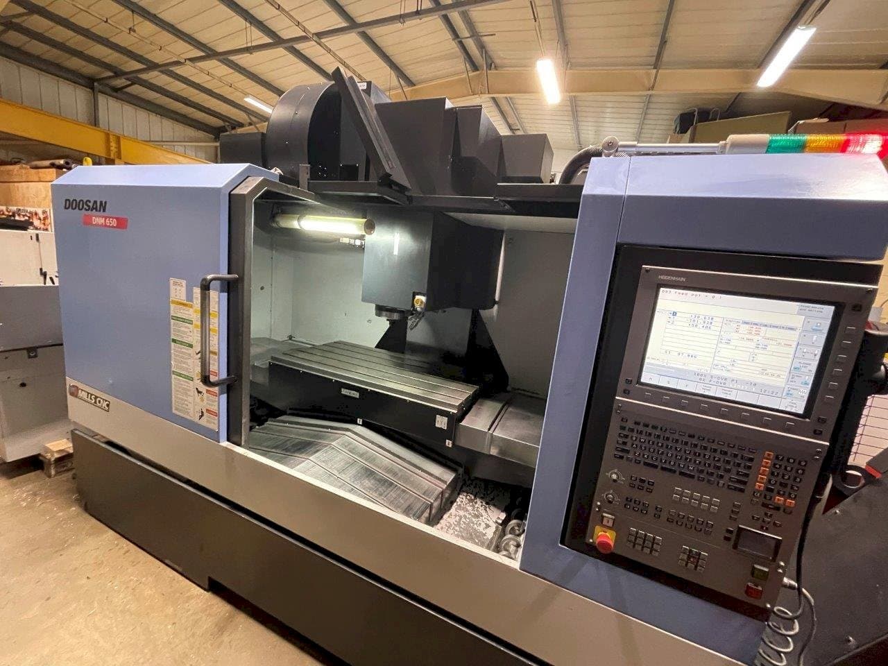 Frontansicht der Doosan DNM650  Maschine