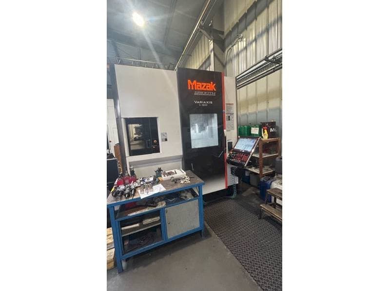 Frontansicht der Mazak Variaxis C-600 Maschine