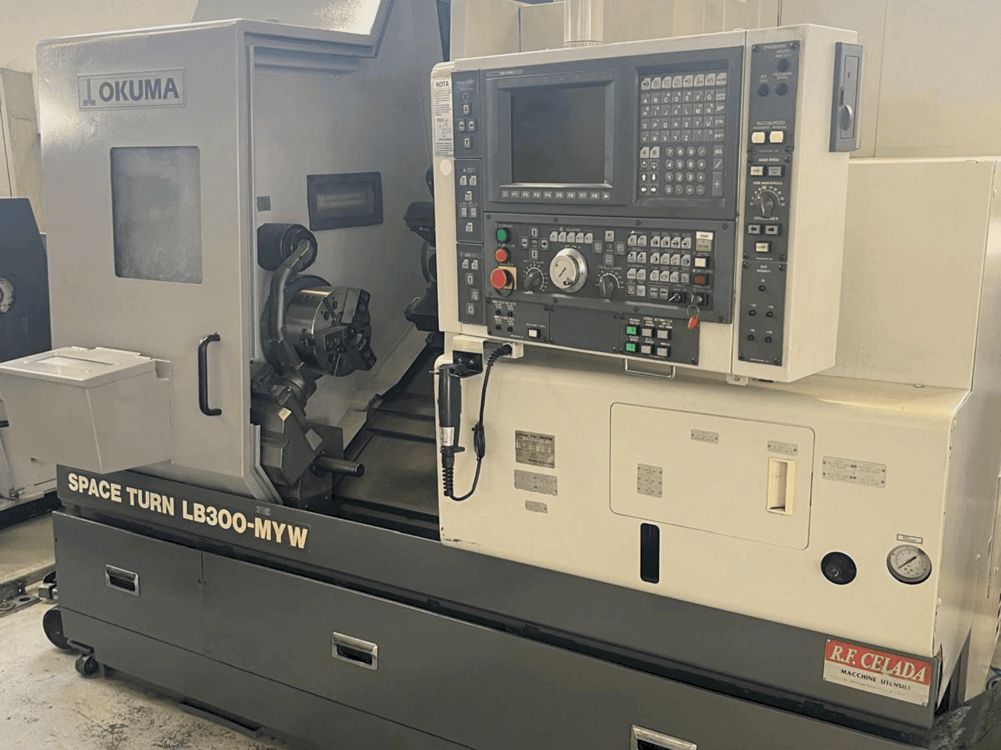 Frontansicht der Okuma SPACE TURN LB 300 MYW  Maschine