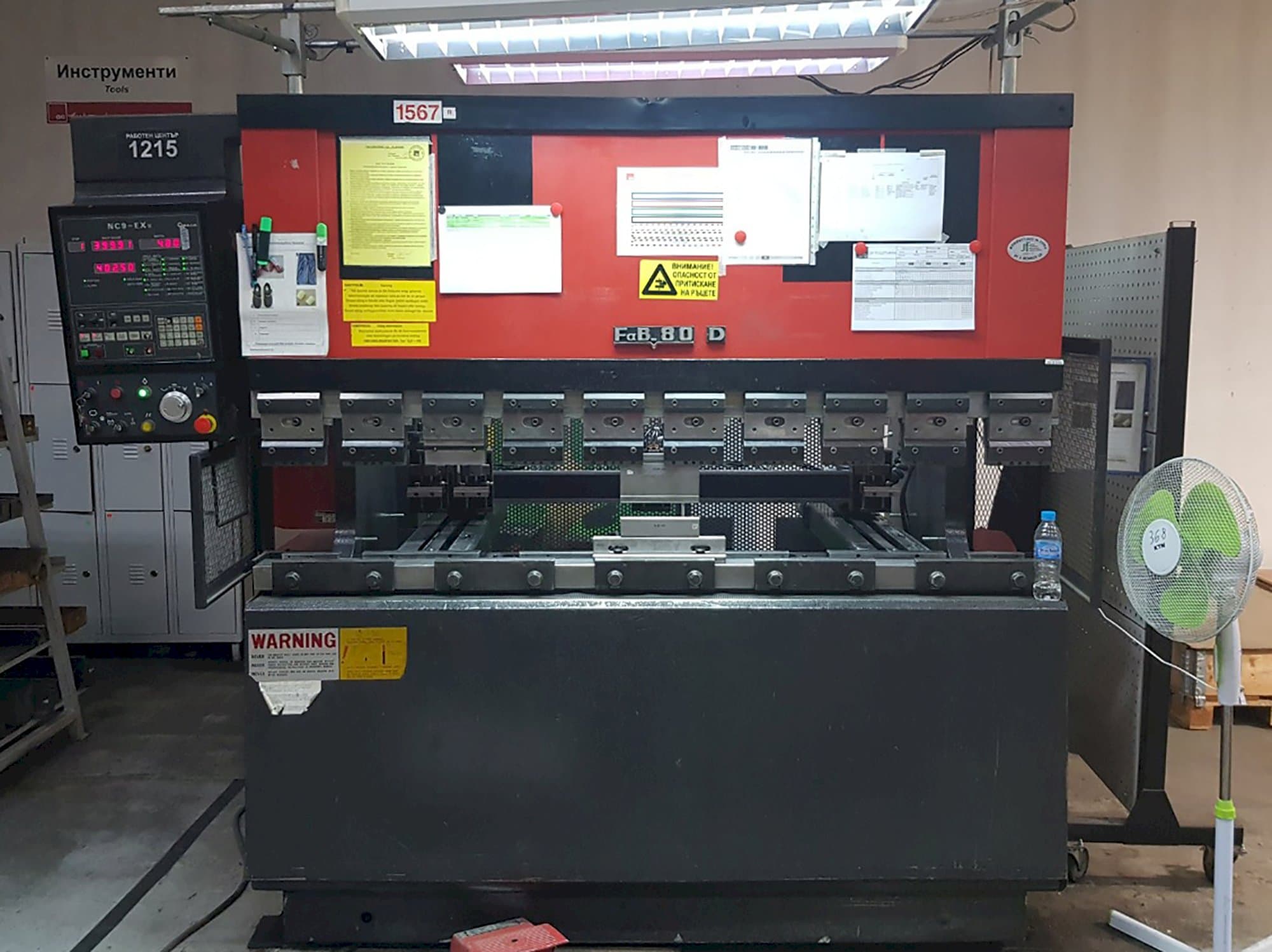 Frontansicht der AMADA FBD 8020E Maschine