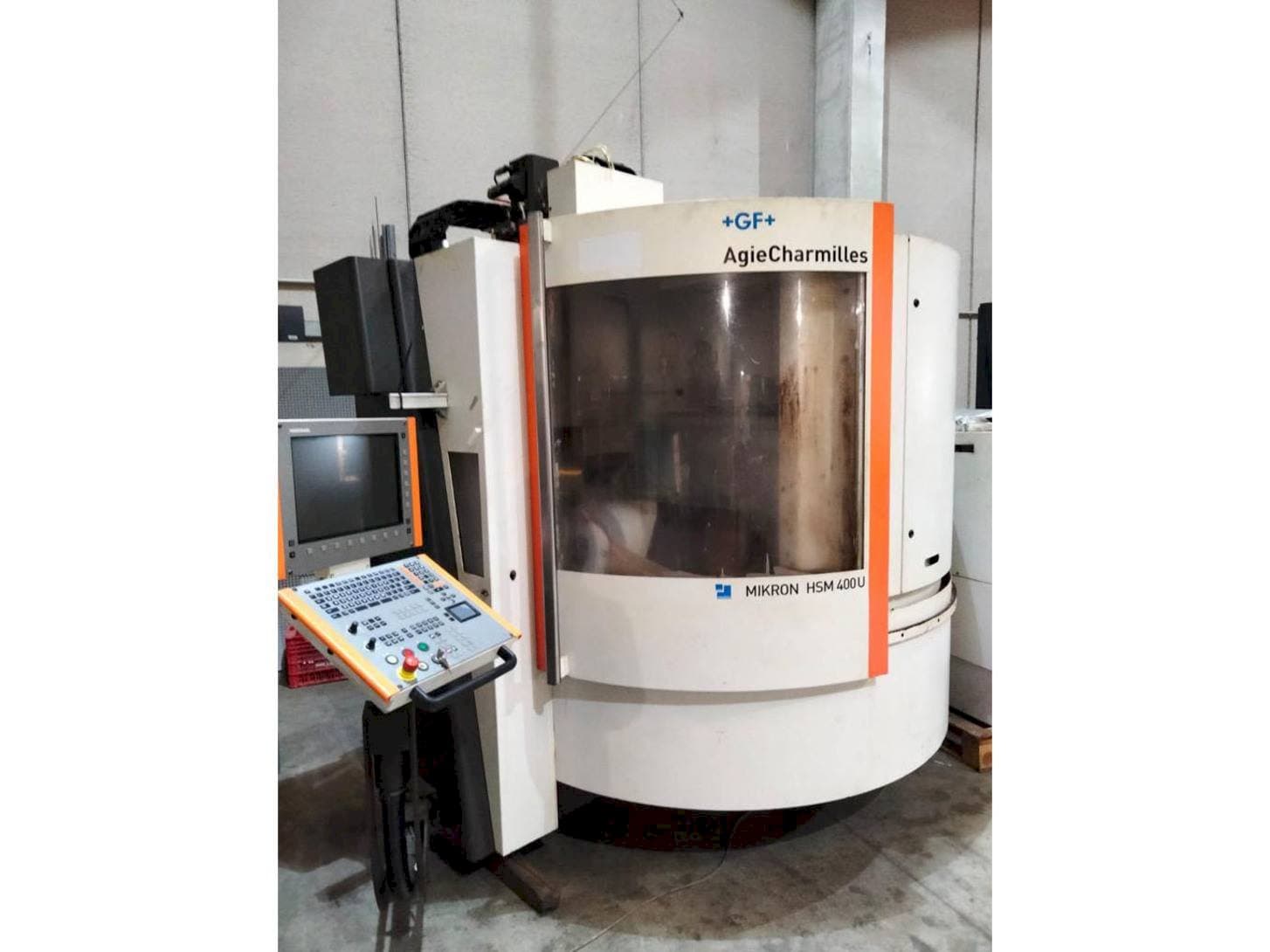 Frontansicht der MIKRON HSM 400 U Maschine