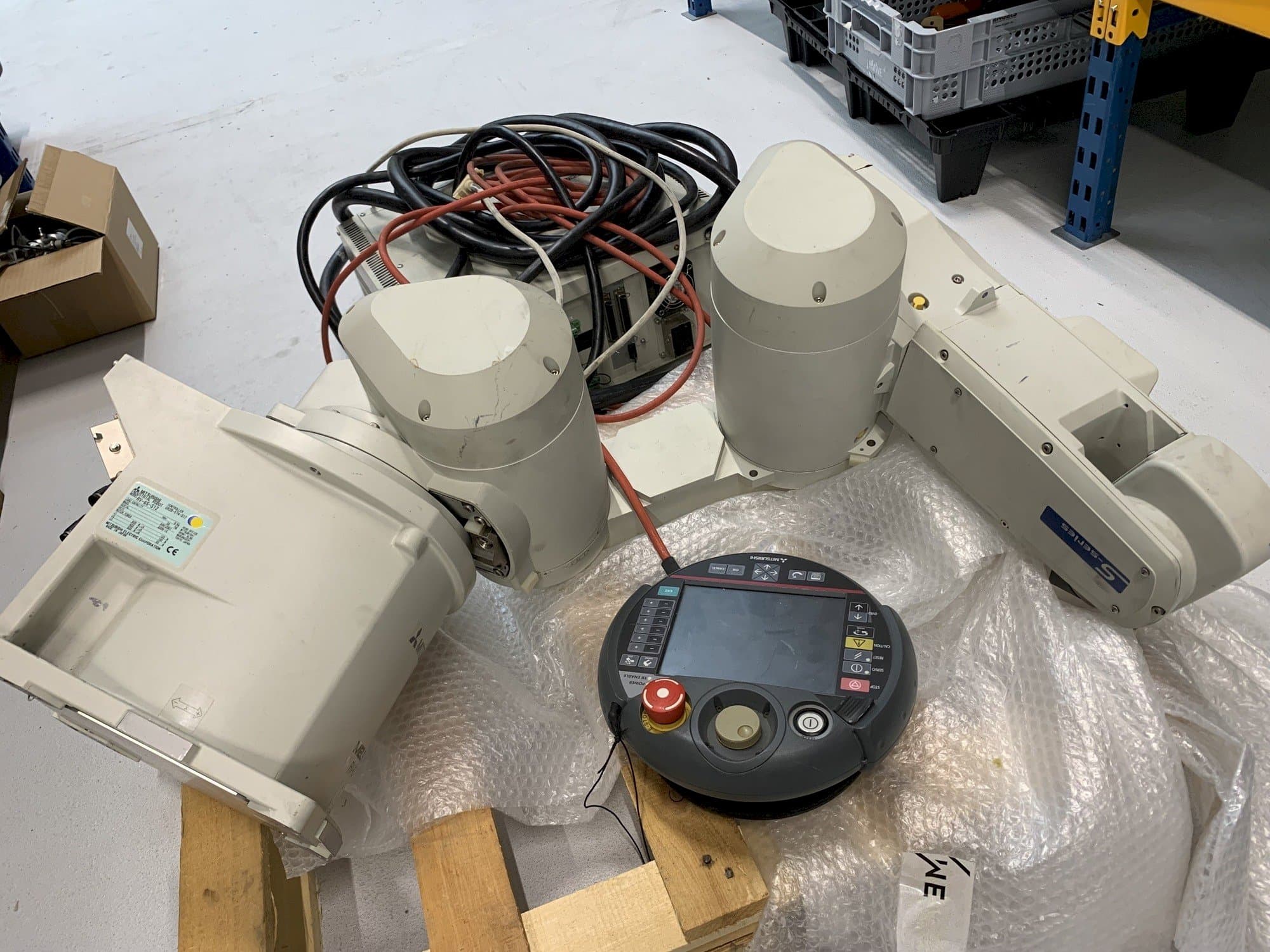 Frontansicht der Mitsubishi Melfa RV 6S Maschine