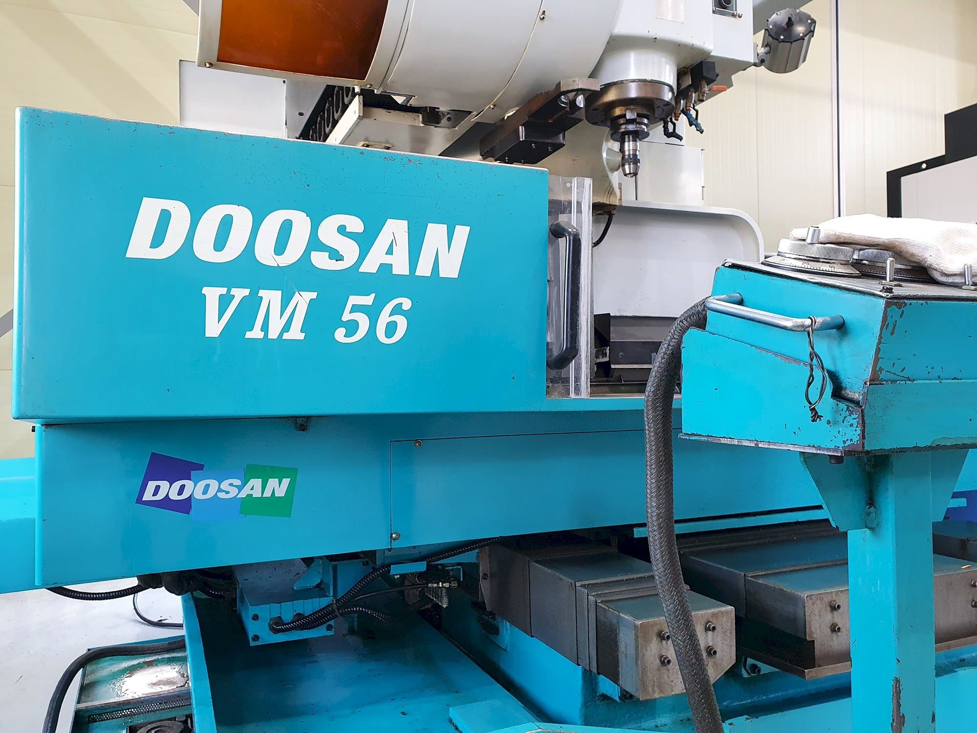 Frontansicht der Doosan VM56 Maschine