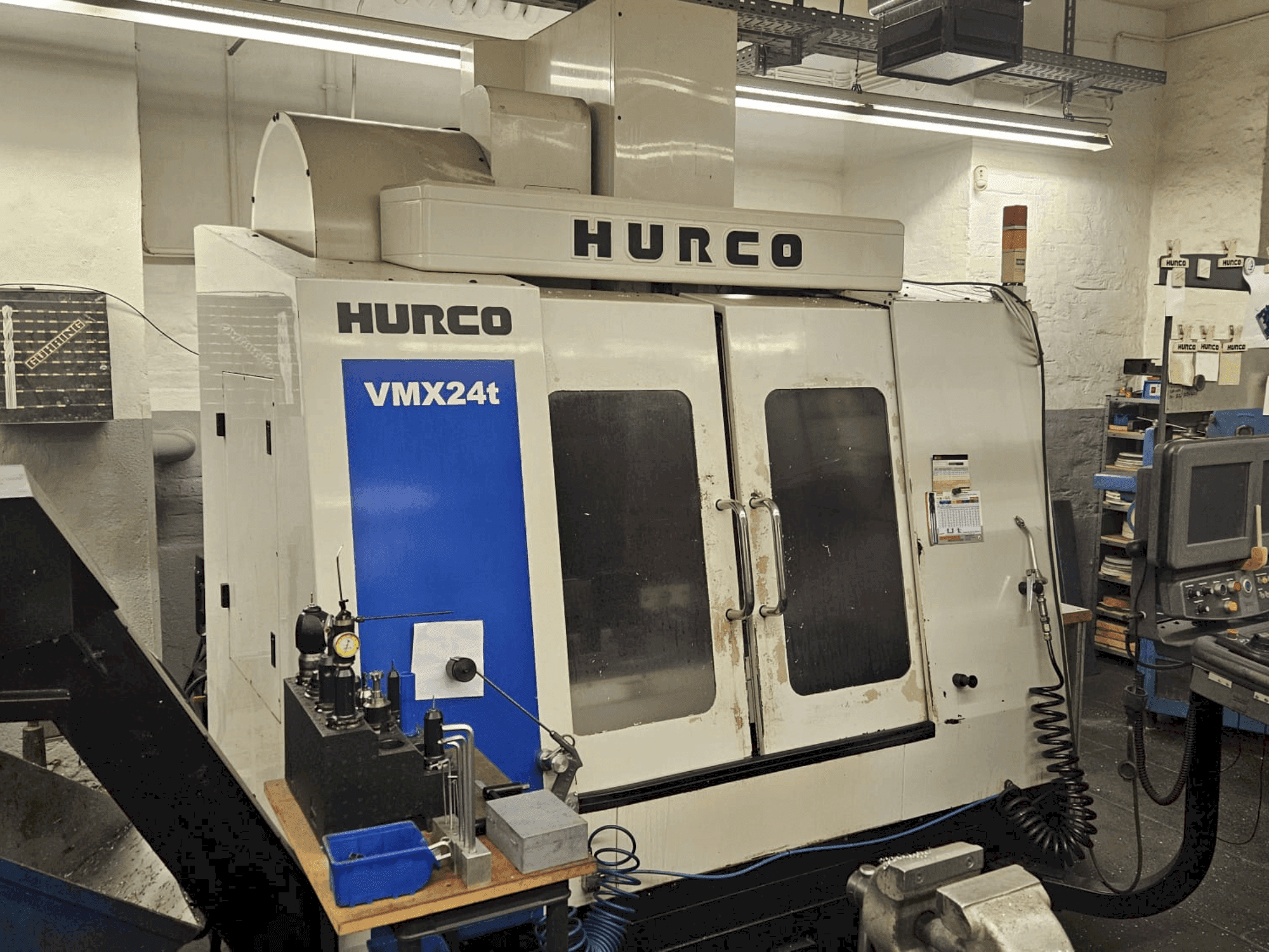 Frontansicht der Hurco VMX 24t Maschine