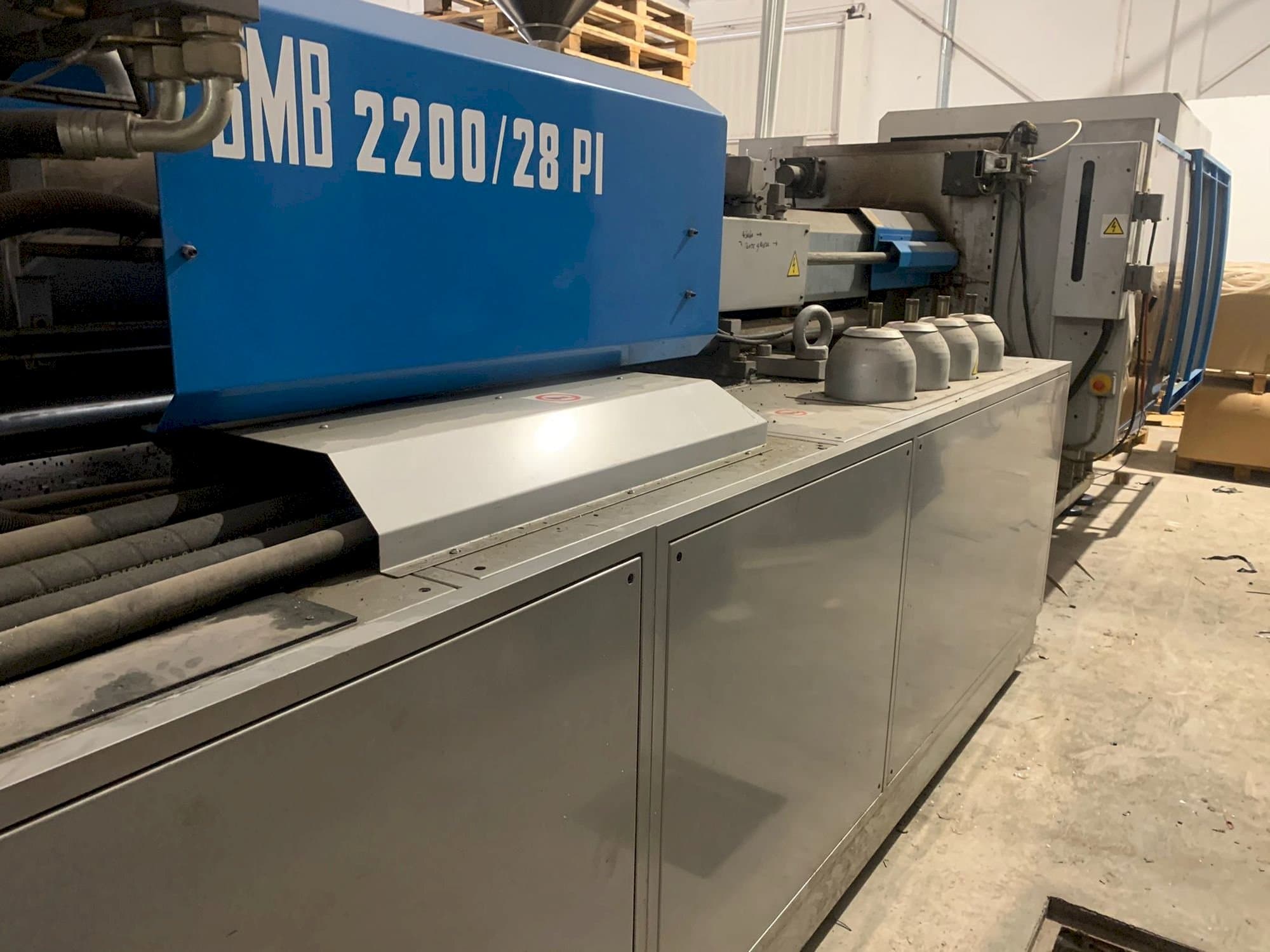 Frontansicht der BMB KW28PI-2200 Maschine