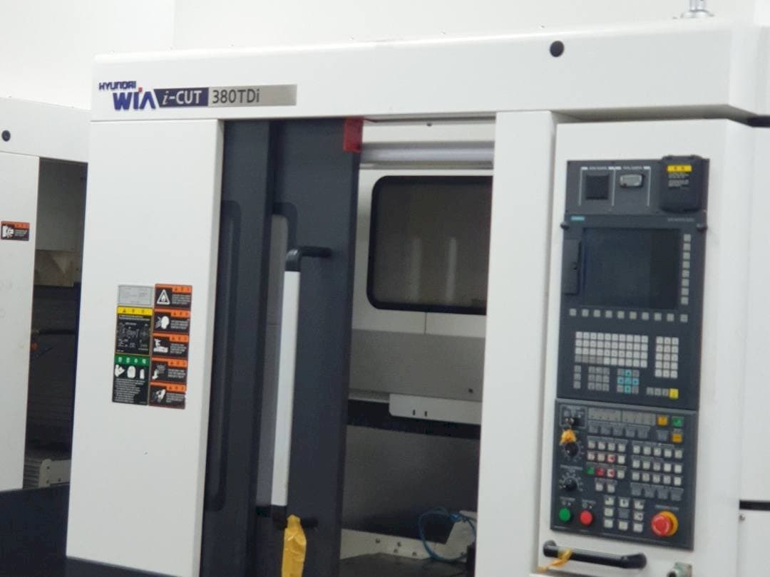 Frontansicht der Hyundai Wia i-CUT380TDi Maschine