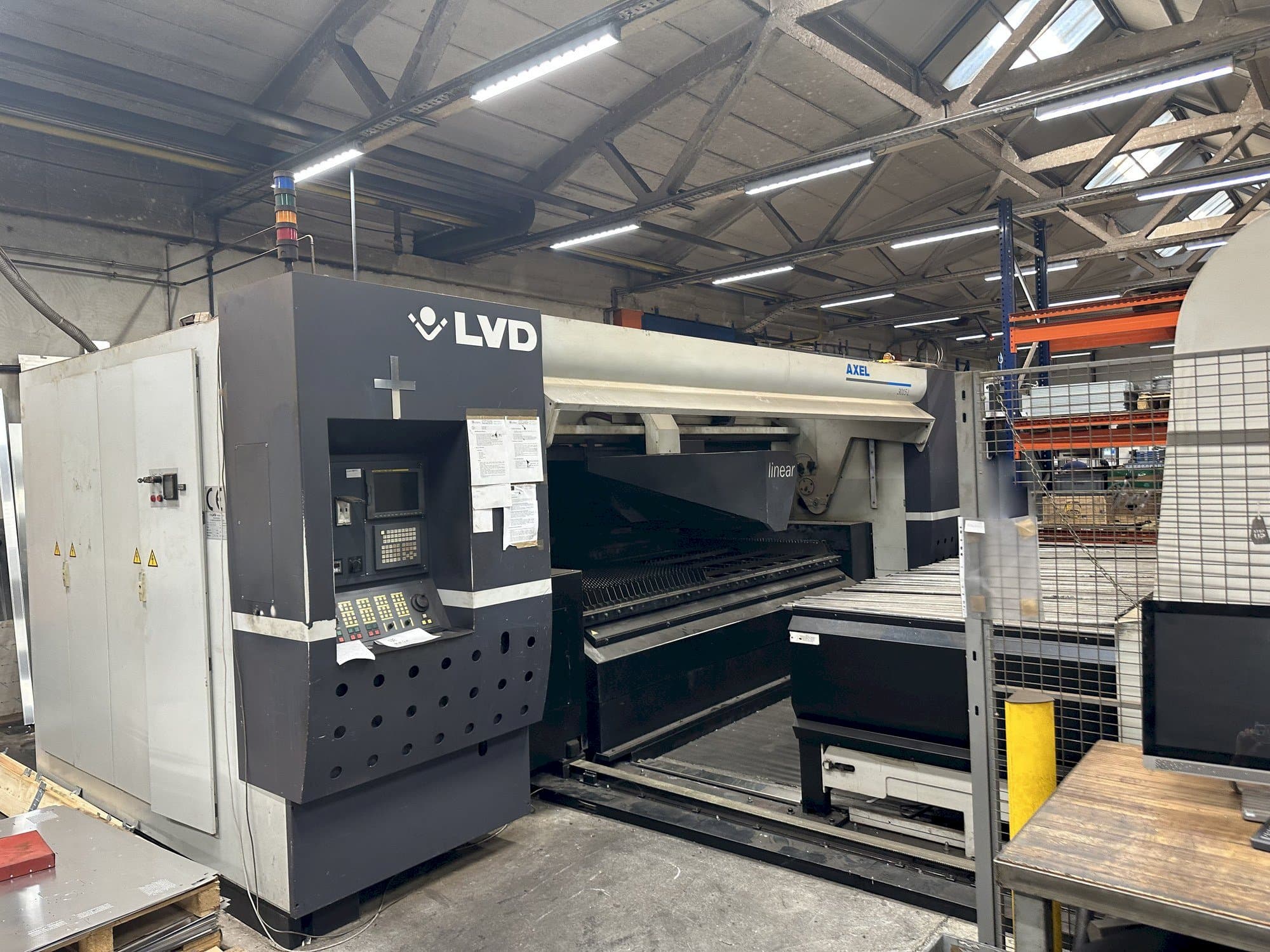 Frontansicht der LVD Axel 3015  Maschine