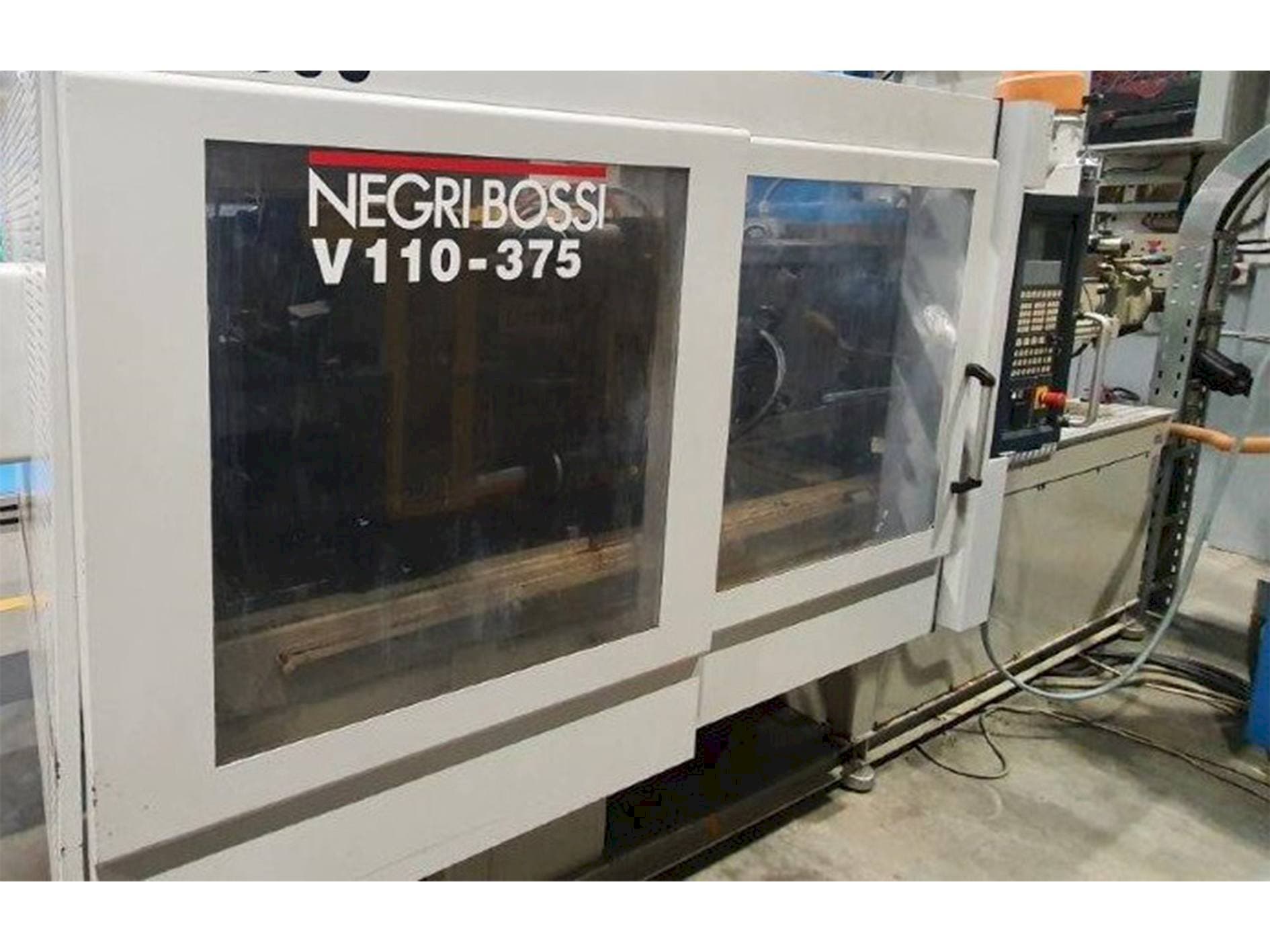 Frontansicht der Negri Bossi V110-375  Maschine
