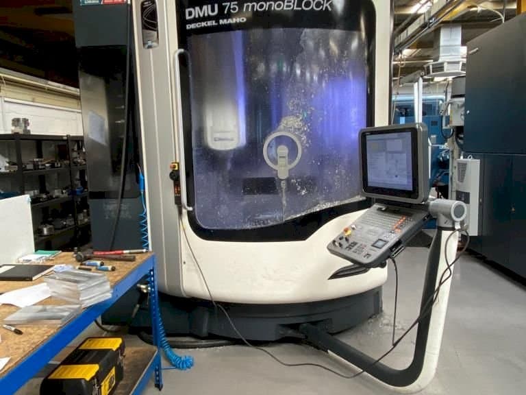 Frontansicht der DMG MORI DMU75 monoBLOCK  Maschine