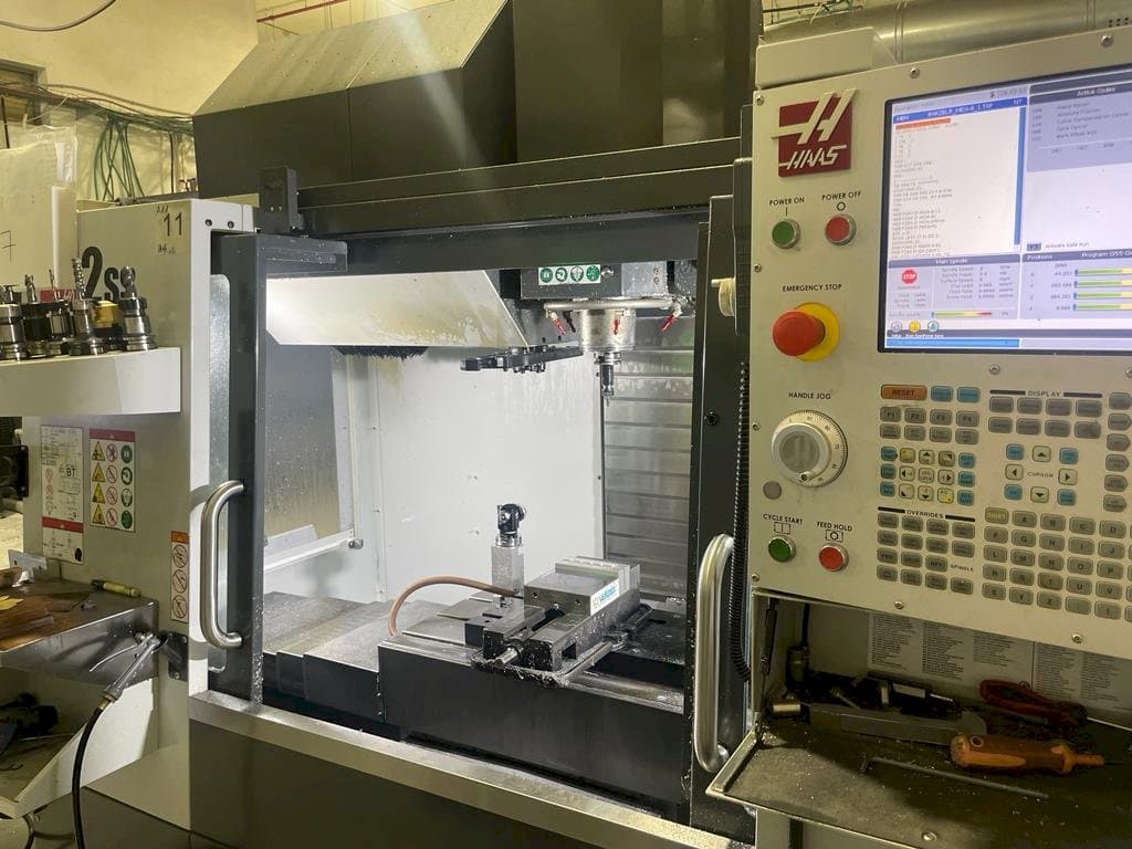 Frontansicht der HAAS VF-2SS Maschine