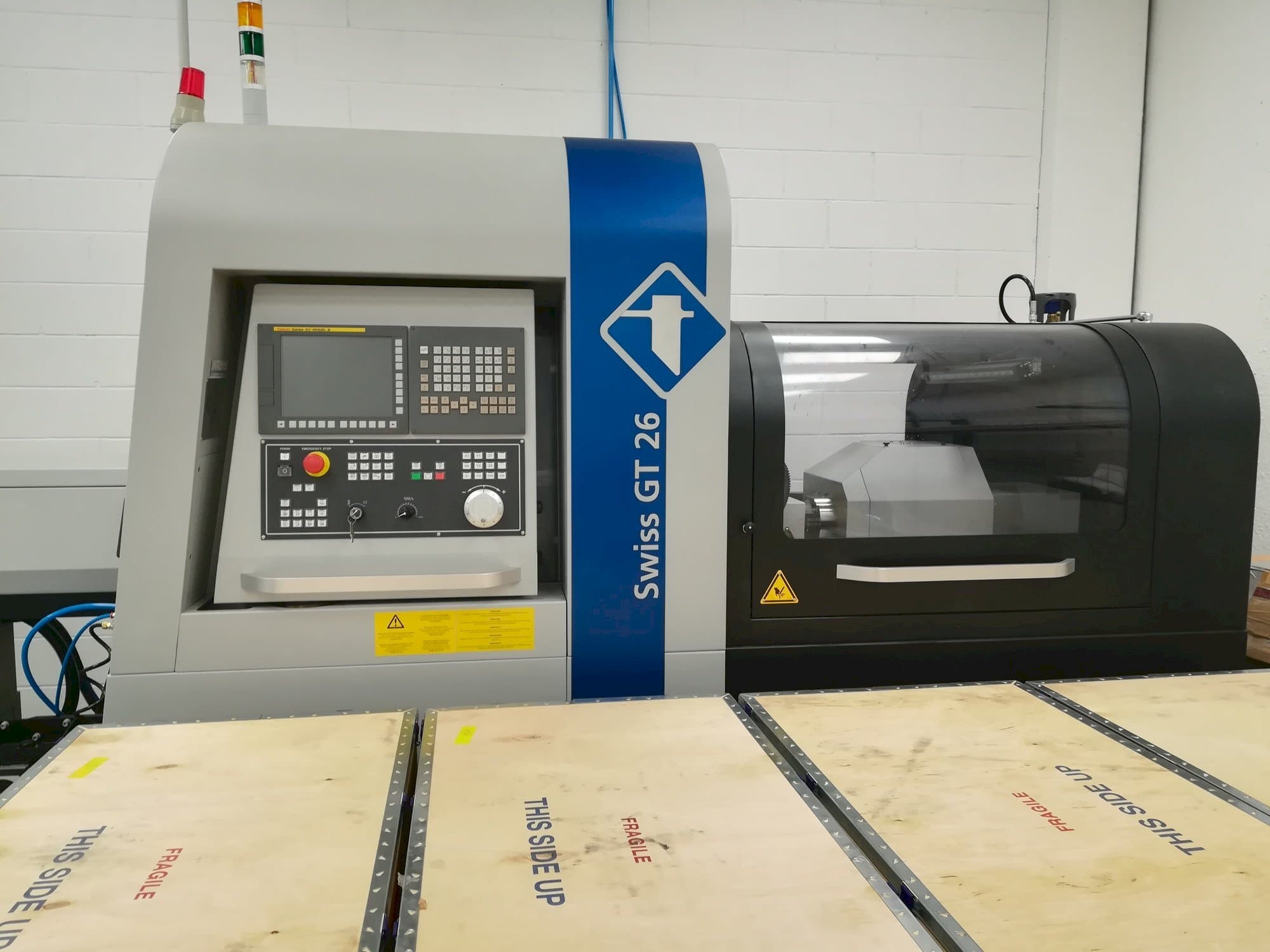 Frontansicht der Swiss GT 26 Maschine