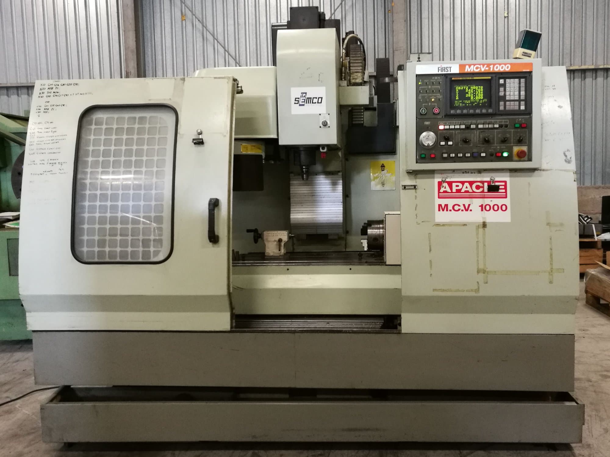 Frontansicht der FIRST MCV-1000 Maschine