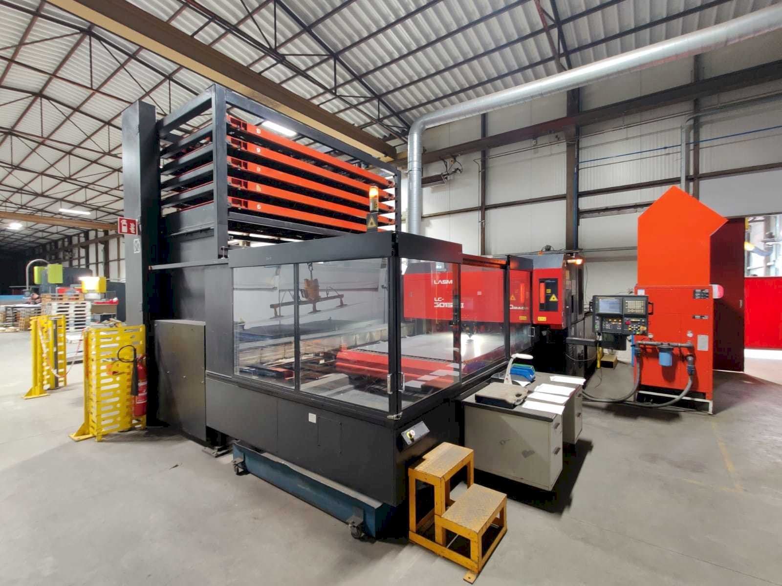 Frontansicht der AMADA LC3015B3EU Maschine