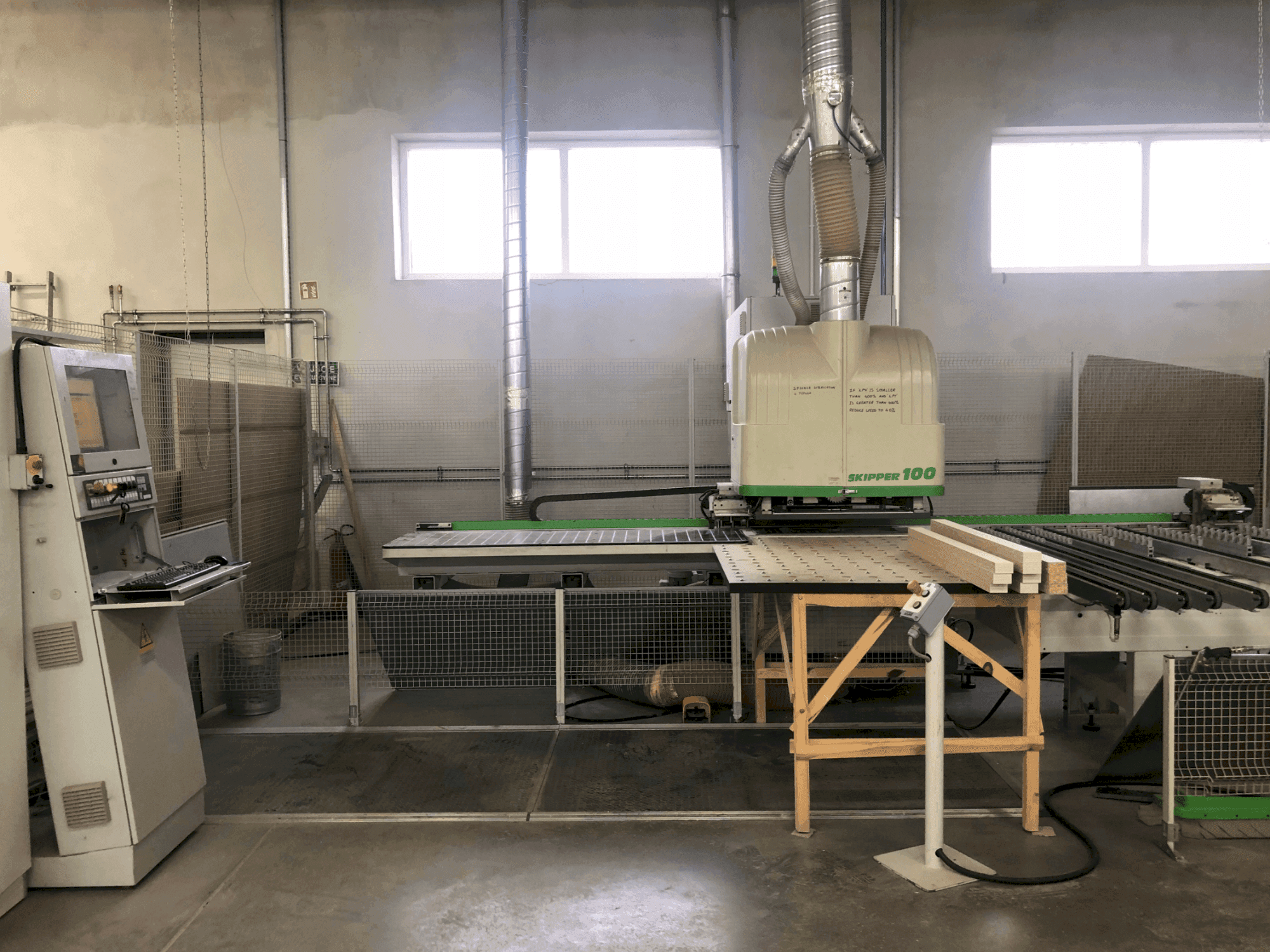 Frontansicht der BIESSE SKIPPER 100  Maschine