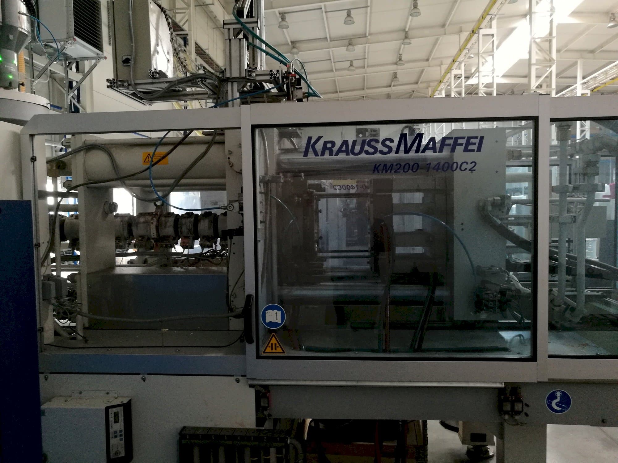 Frontansicht der Krauss Maffei 200-1400 C2 Maschine