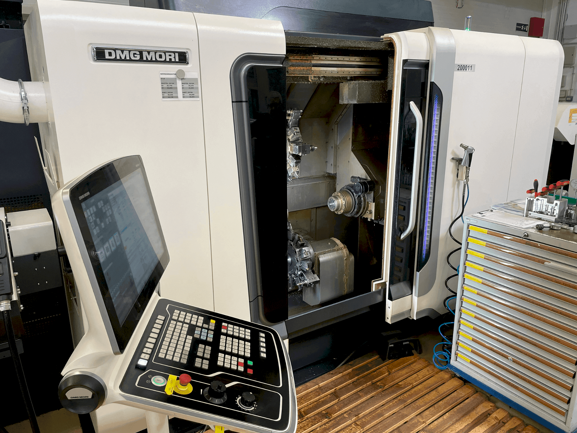 Linke Ansicht der DMG MORI Sprint 50 2T  Maschine