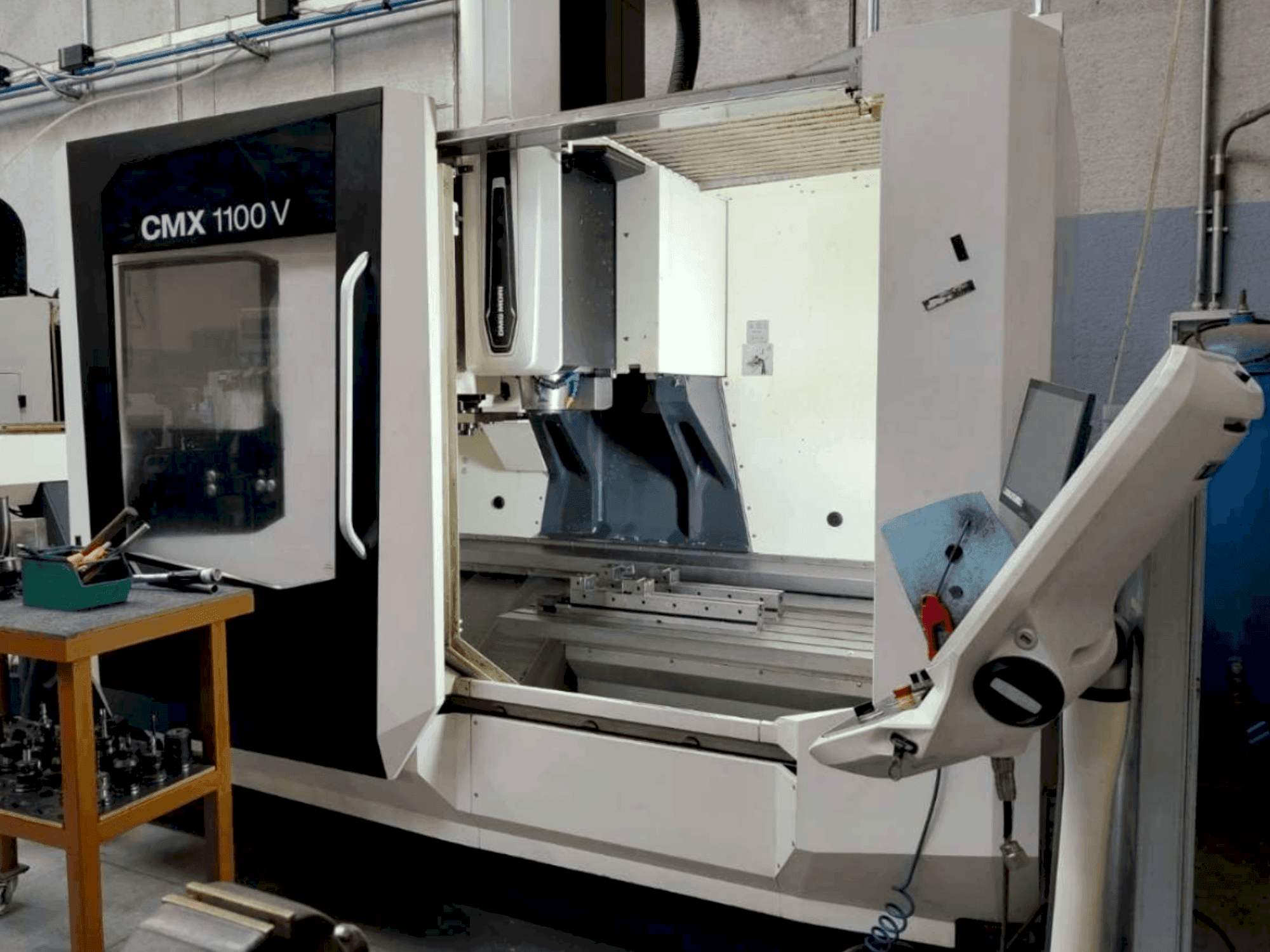 Frontansicht der DMG MORI CMX 1100V Maschine