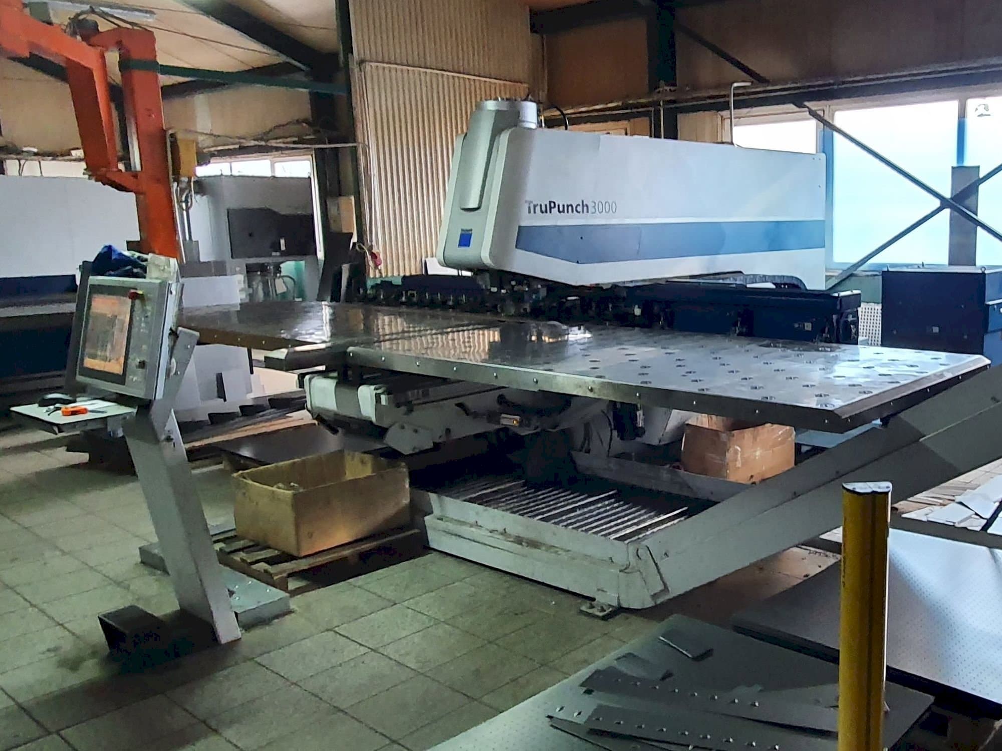 Frontansicht der Trumpf TruPunch 3000 S11 Maschine